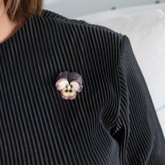 Hedges & Co. 1900 Art Nouveau Broche de pensamiento de esmalte morado en oro de 14 quilates y perla