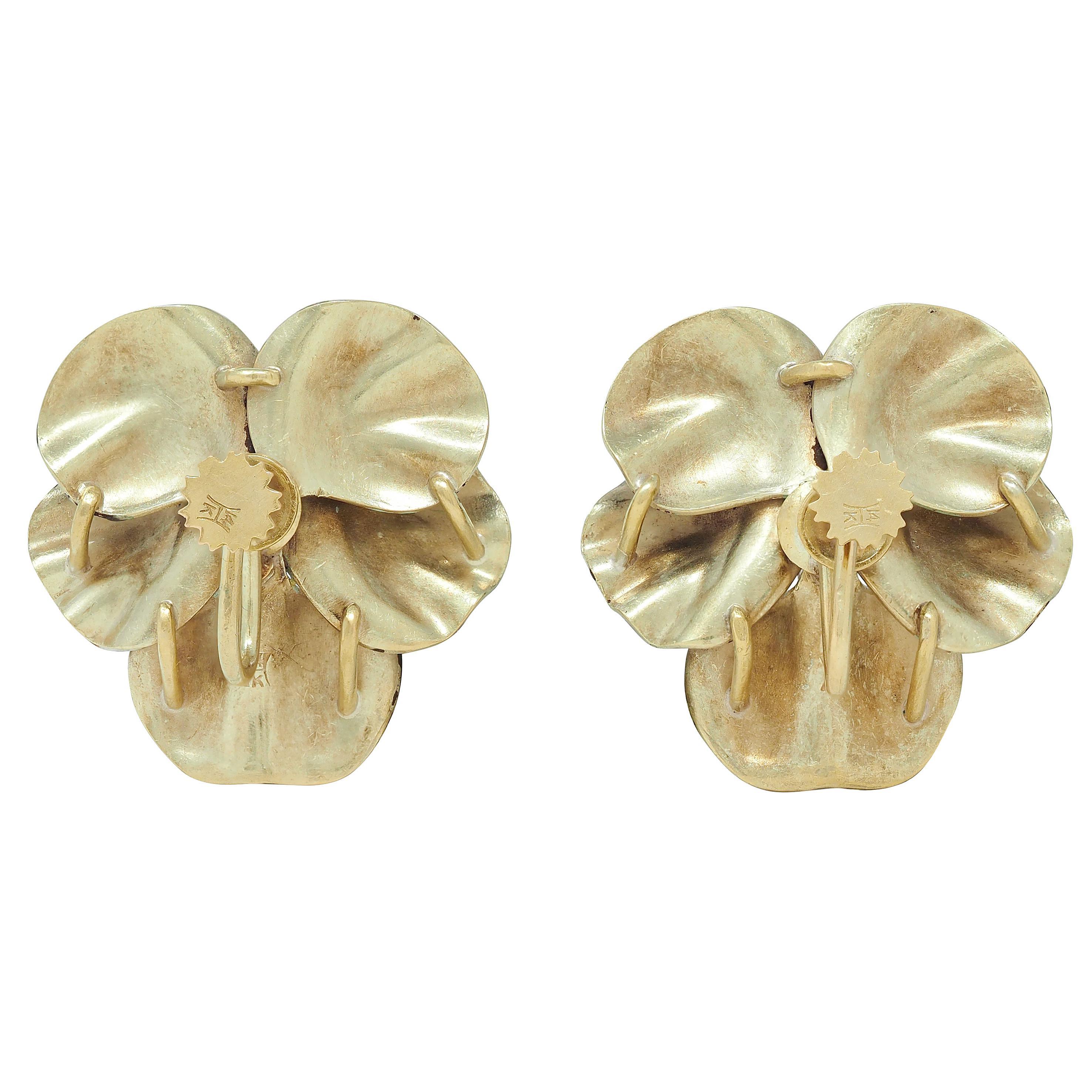 Taille vieille mine Hedges & Co. Art Nouveau Boucles d'oreilles Pansy peinte en or 14K avec diamants et émail en vente