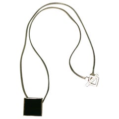 Collier en émail Hedi Slimane pour Yves Saint Laurent