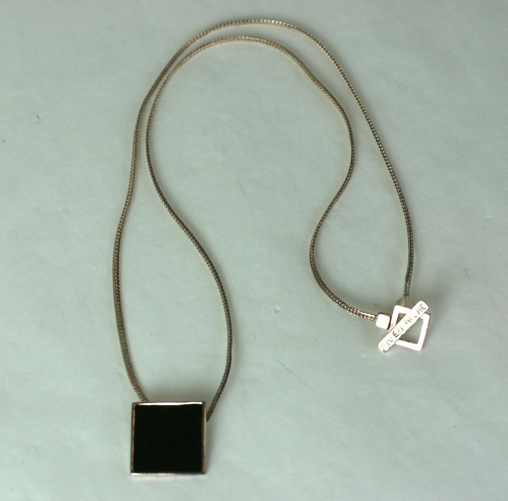 Collier pendentif homme/unisexe Yves Saint Laurent par Hedi Slimane, Rive Gauche 2003 . Composé d'une chaîne plate tissée, d'un pendentif carré en émail noir et d'un fermoir à bascule avec logo. Excellent état, Signé
Longueur de la chaîne 16