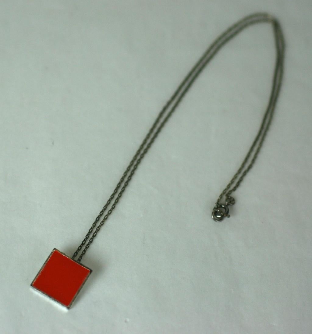 Collana con ciondolo Yves Saint Laurent uomo/unisex di Hedi Slimane, Rive Gauche 2003. Composto da catena piatta argentata con ciondolo quadrato smaltato rosso e chiusura con logo.
 Condizioni eccellenti
 L 16