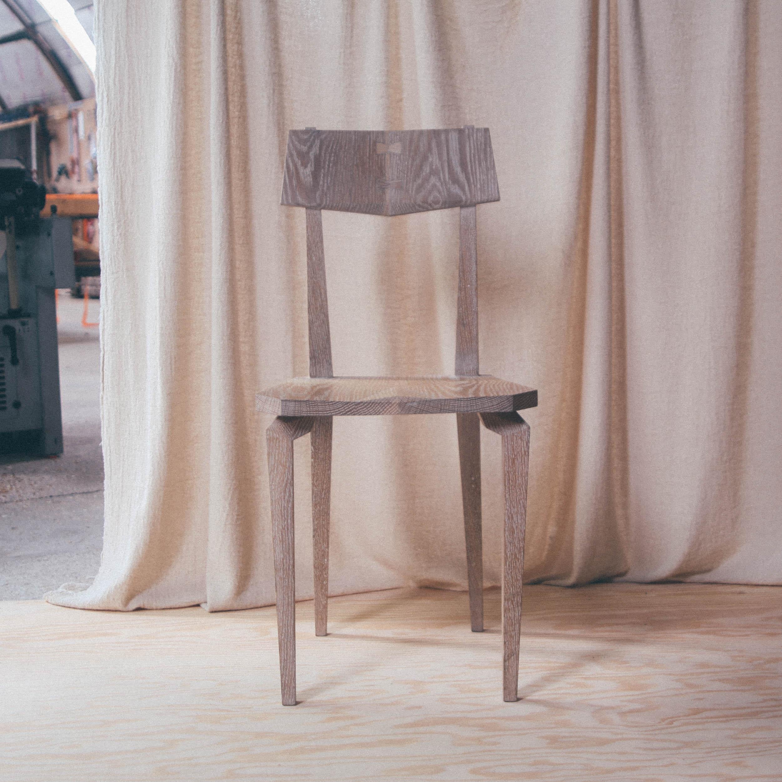 Silla Hedron de Temper Studio
Dimensiones: P 45 x An 40 x Al 90 cm.
Materiales: Madera.

La Silla Hedron, un ejercicio de minimalismo, toma su nombre de sus superficies simétricamente facetadas y de cómo la luz irrumpe sobre ellas. La calidez de la
