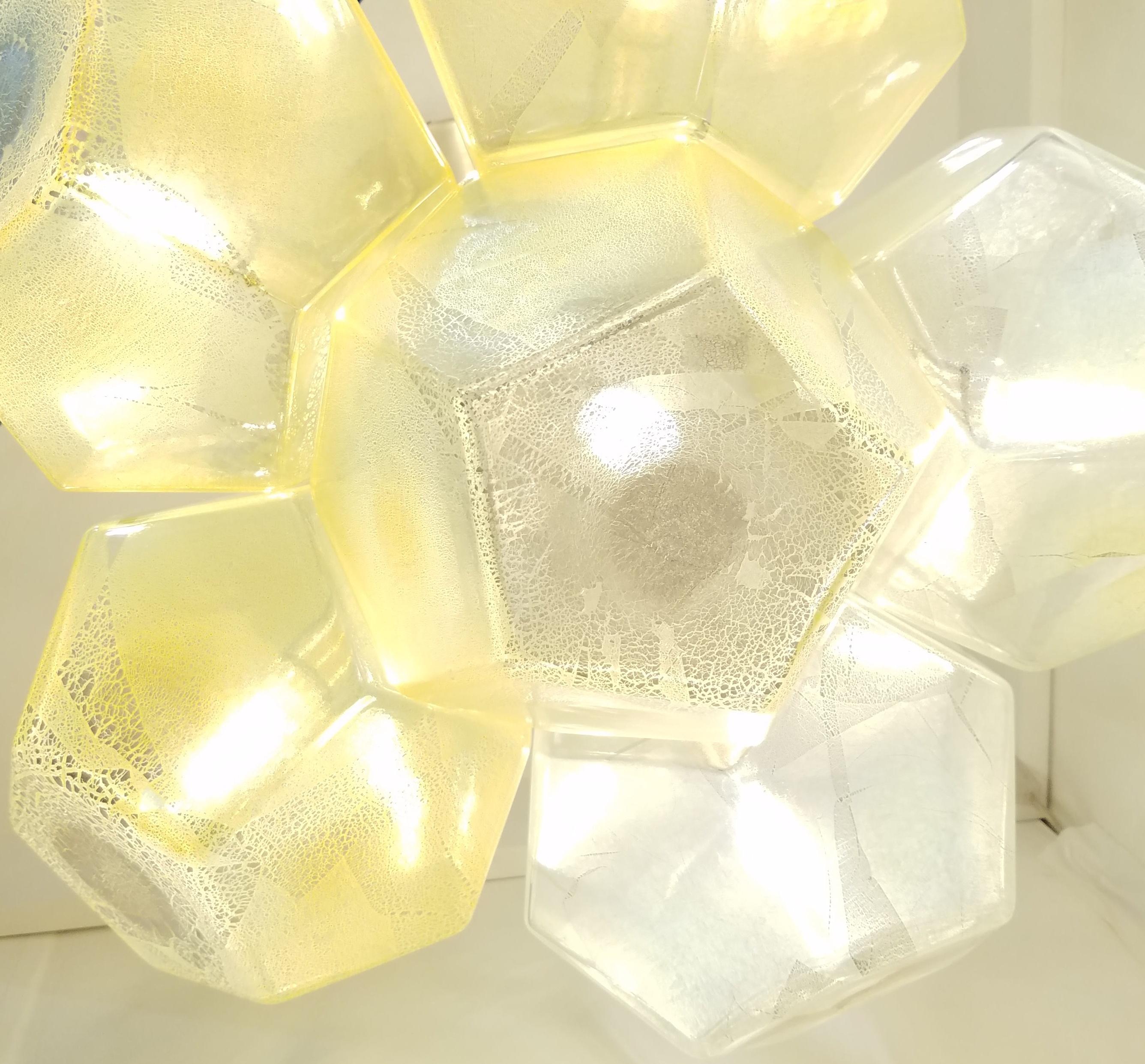 Lámpara de araña de la serie Hedron en opalina, iluminación de cristal contemporánea hecha a mano en venta 2