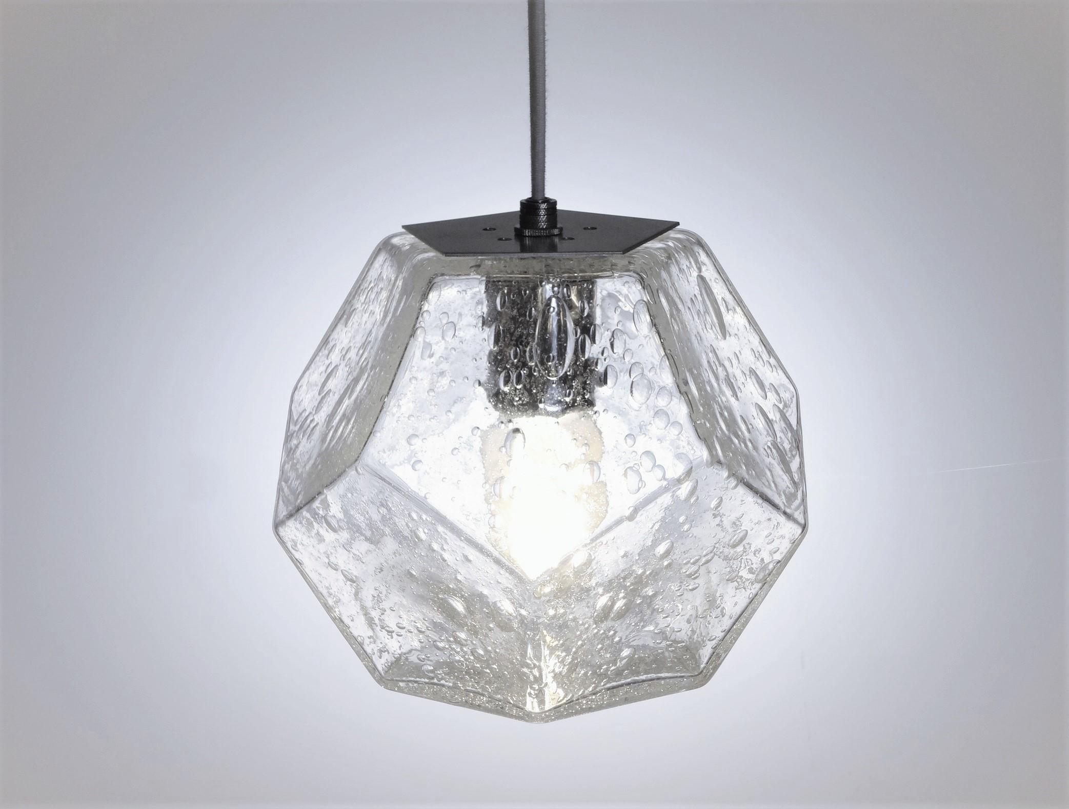 Lámpara de araña de la serie Hedron en opalina, iluminación de cristal contemporánea hecha a mano en Excelente estado para la venta en New York, NY