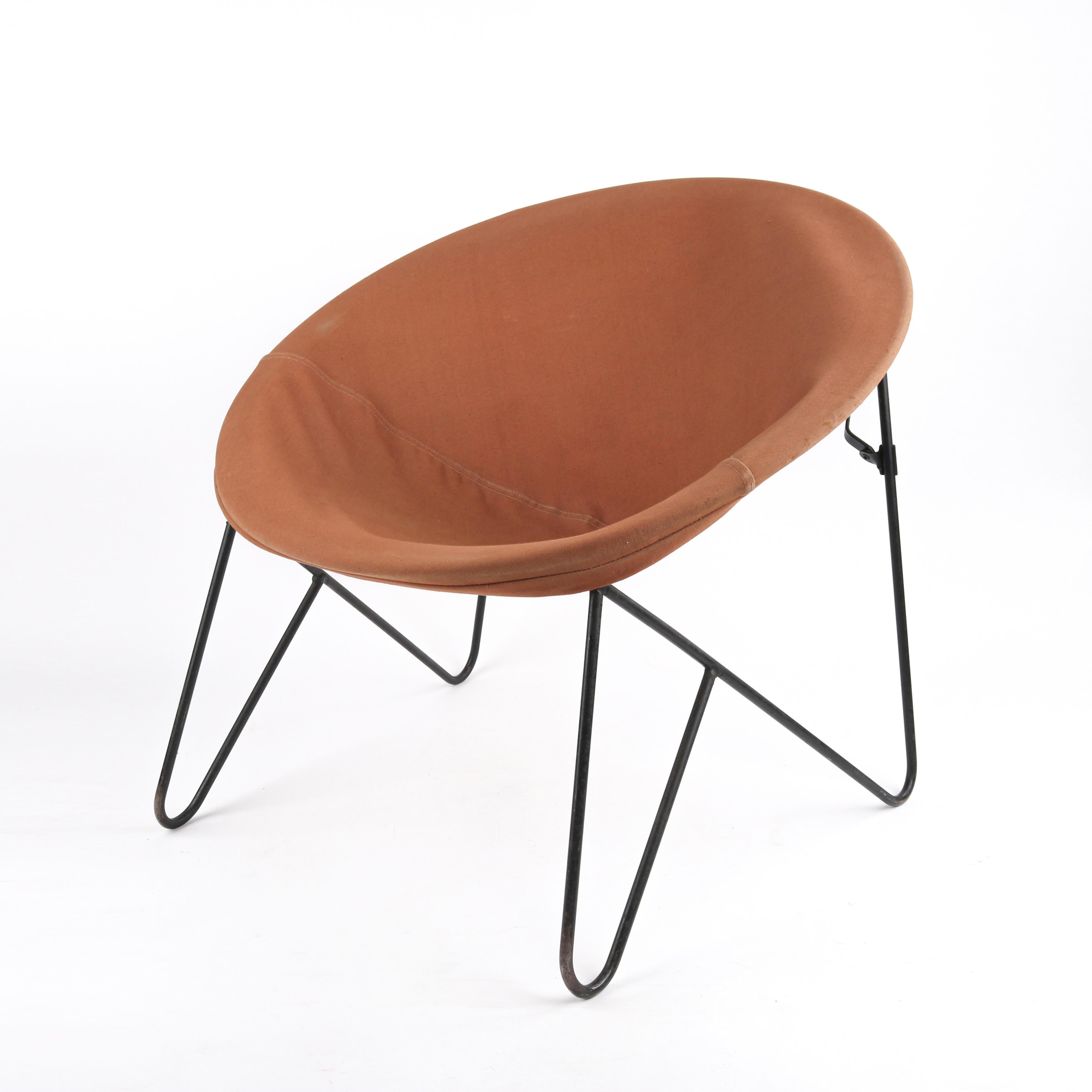 Extremely rare circa 1950s Hedstrom circle chair. Midcentury design. Heavy metal (iron) circular frame with hair pin legs. Both legs fold inward for easy storage and transit. Thick cotton canvas chair cover overlaps circular frame with wire that