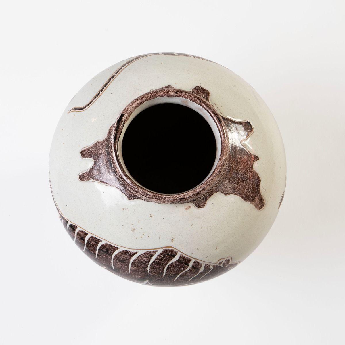 Hedwig Bollhagen (1907–2001)
Unique ceramic vase by renowned German ceramicist Hedwig Bollhagen, created in 1929.
The piece is signed with her monogram “HB” and dated 6 October 1939.

The vase has a classic, conical jar shape with a gently rounded