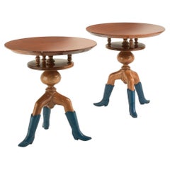 HEEL Kleiner Tisch aus glänzendem Mahagoni mit blauen Camperos-Stiefeln-Dekorationen