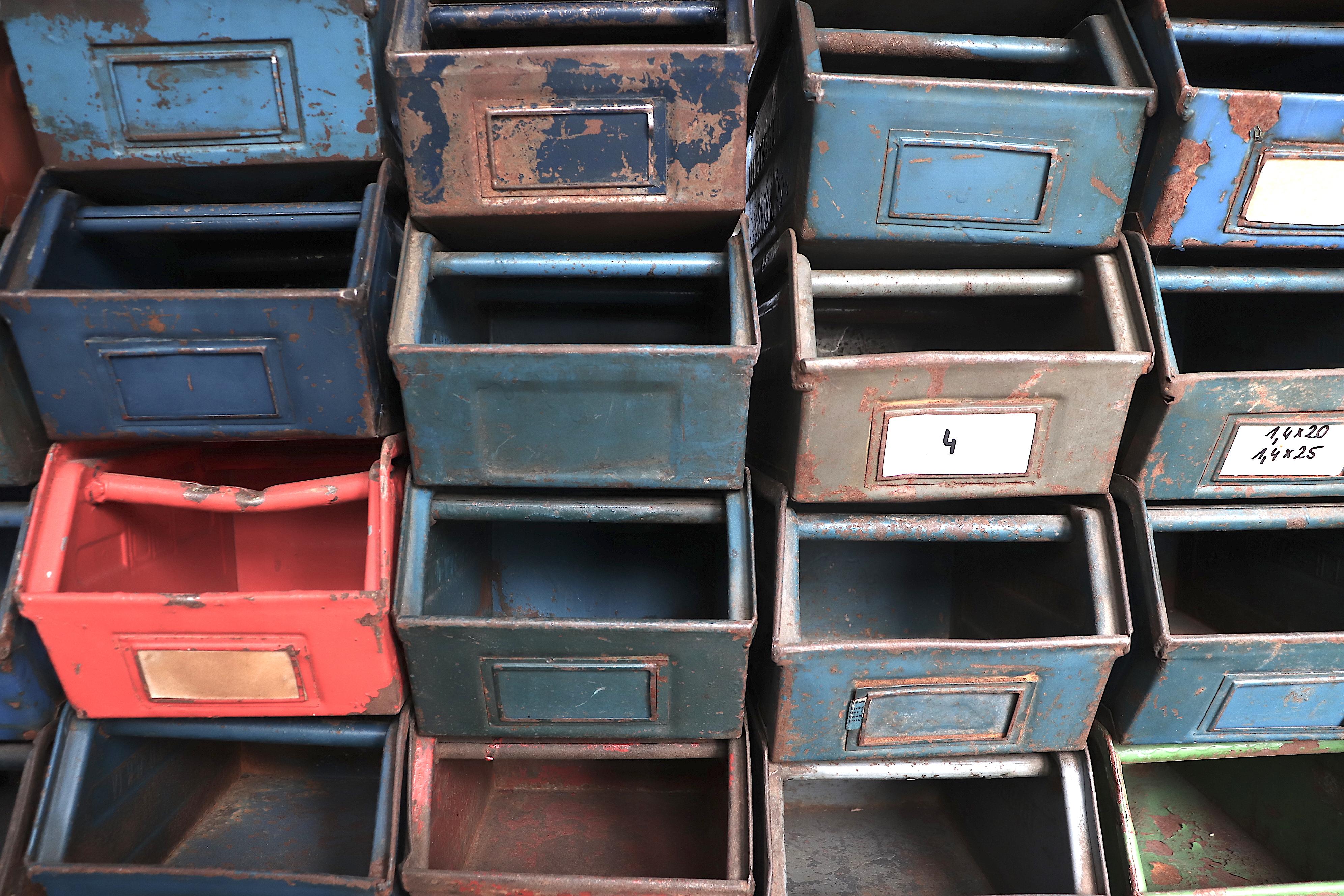 Boîtes d'utilité vintage de taille moyenne en métal émaillé  en vente 2