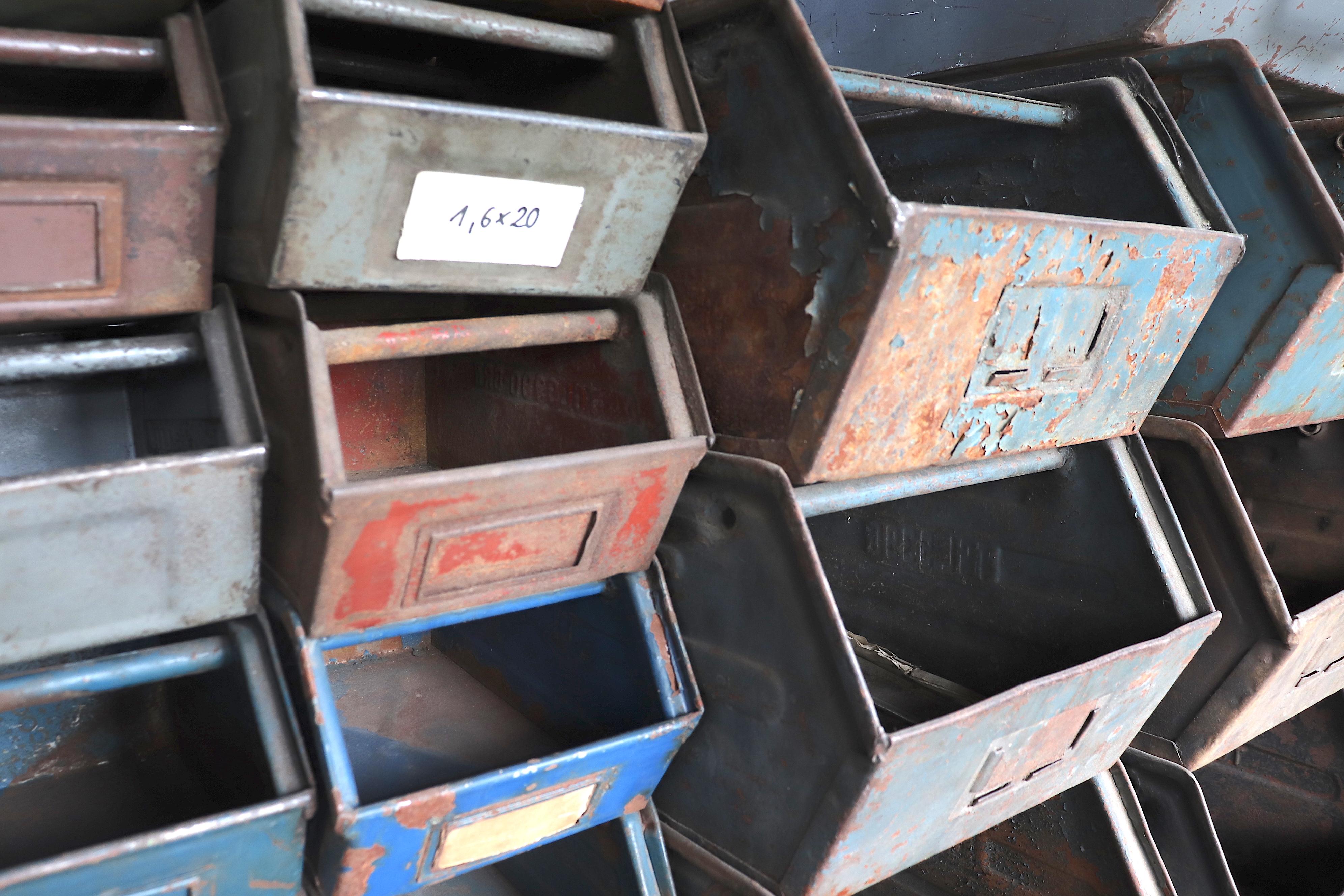 Vintage Medium Size Enameled Metal Hefty Utility Bins For Sale 2