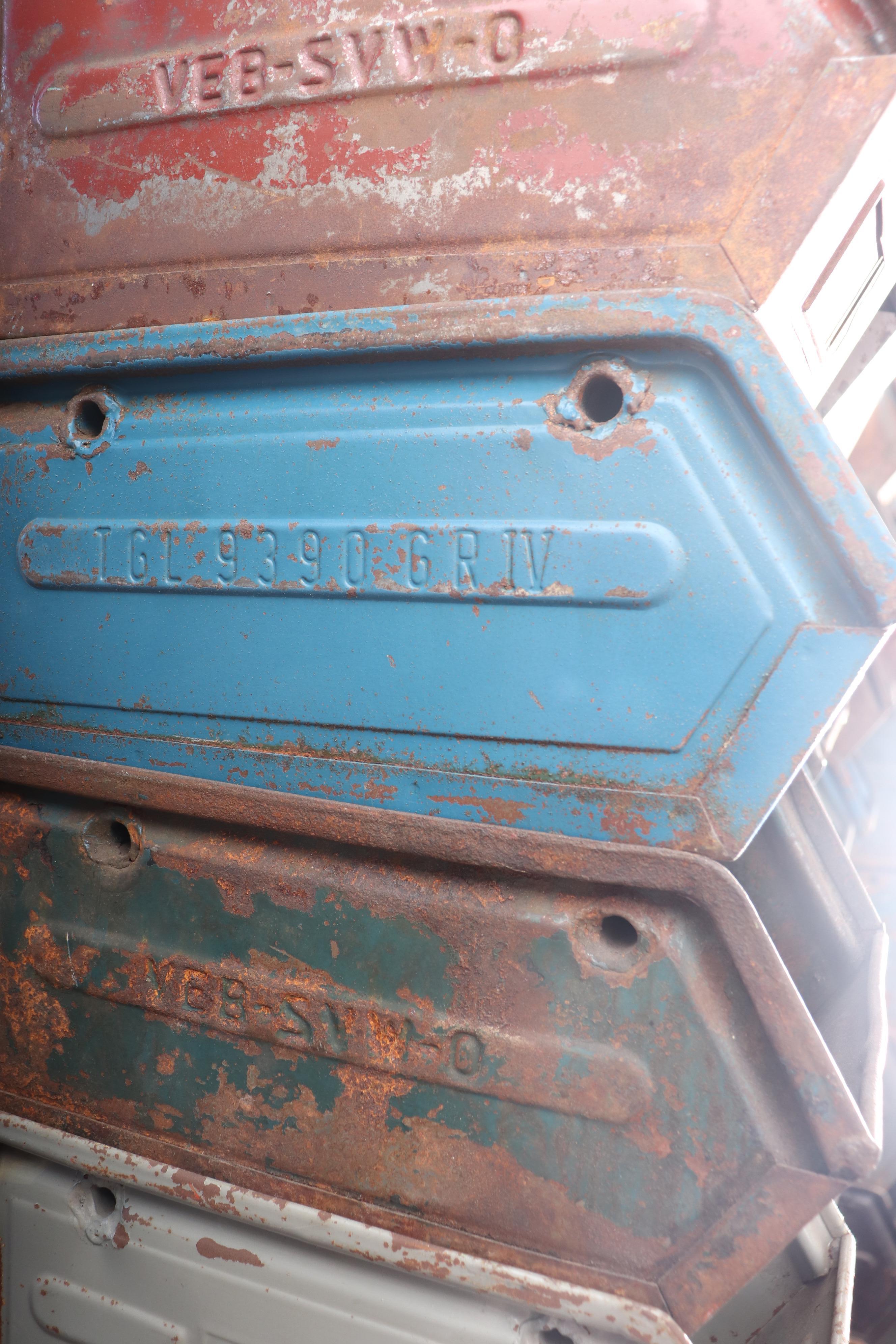 Vintage Medium Size Enameled Metal Hefty Utility Bins  For Sale 5