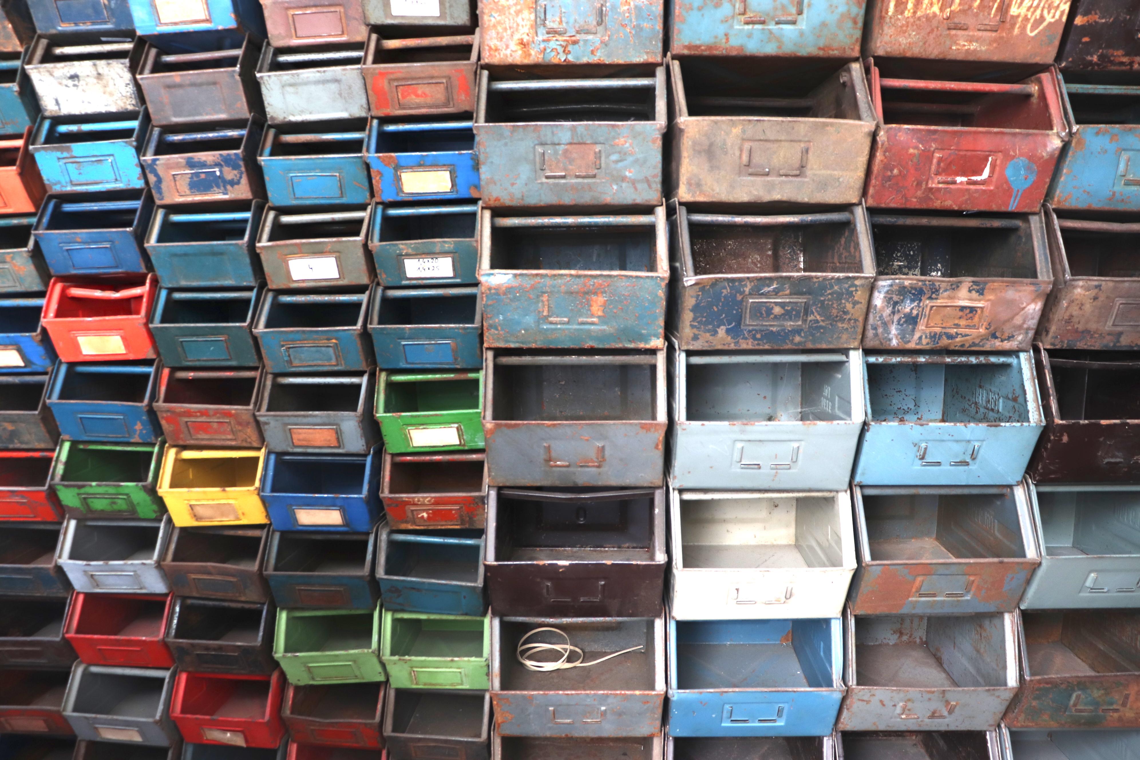 Néerlandais Boîtes d'utilité vintage de taille moyenne en métal émaillé  en vente