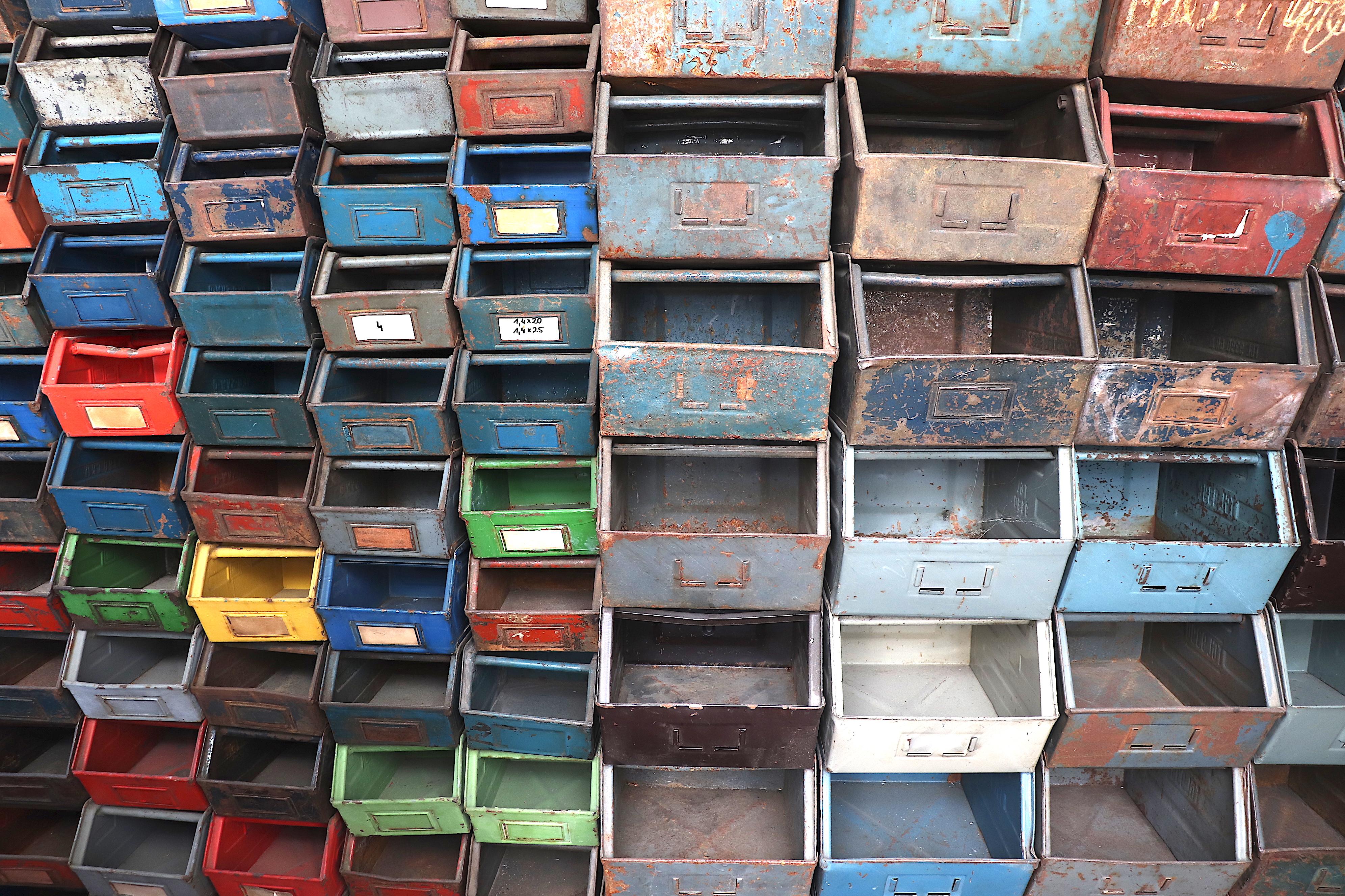 Boîtes d'utilité vintage de taille moyenne en métal émaillé  État moyen - En vente à Los Angeles, CA