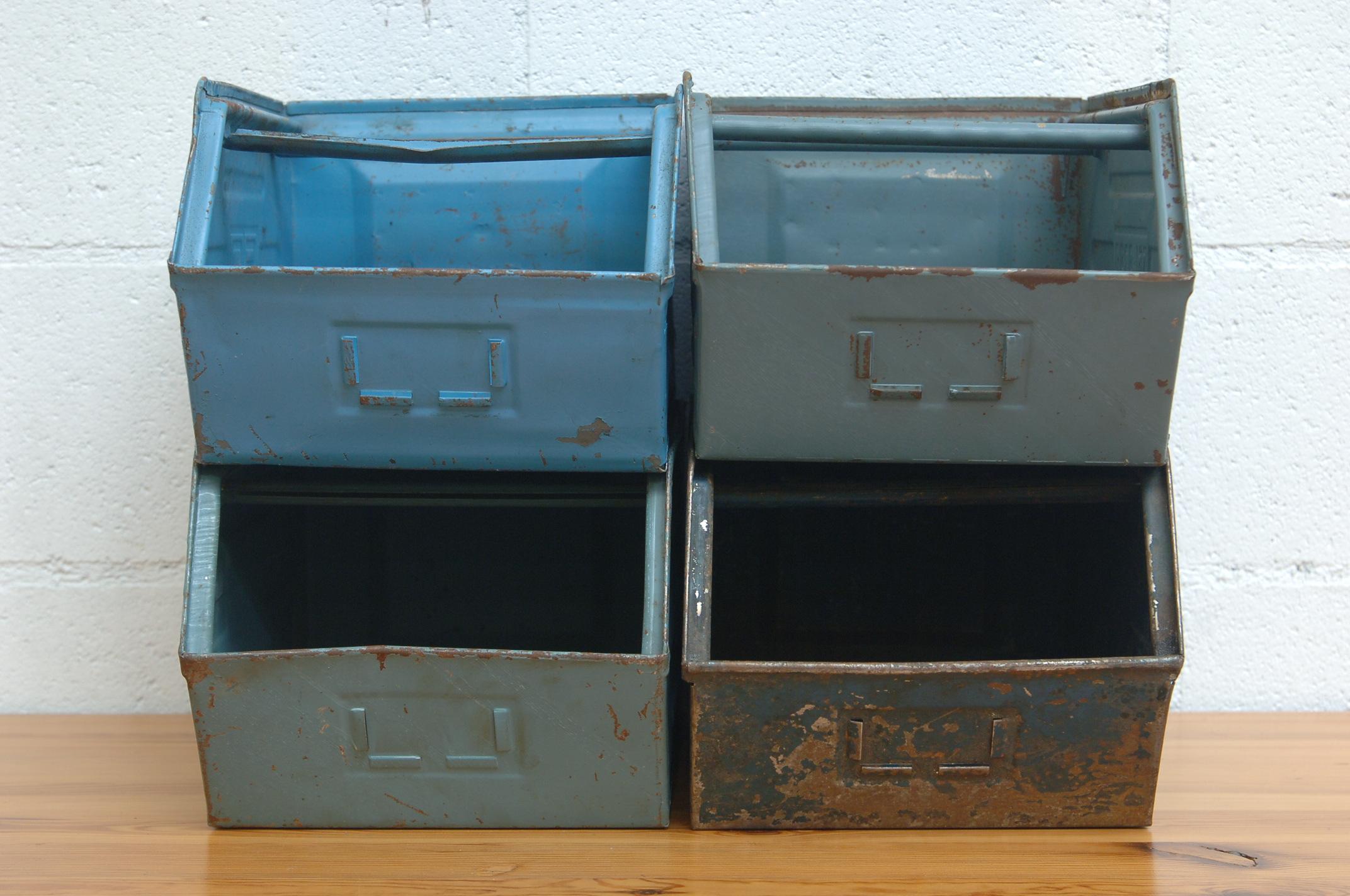 Milieu du XXe siècle Boîtes d'utilité vintage de taille moyenne en métal émaillé  en vente