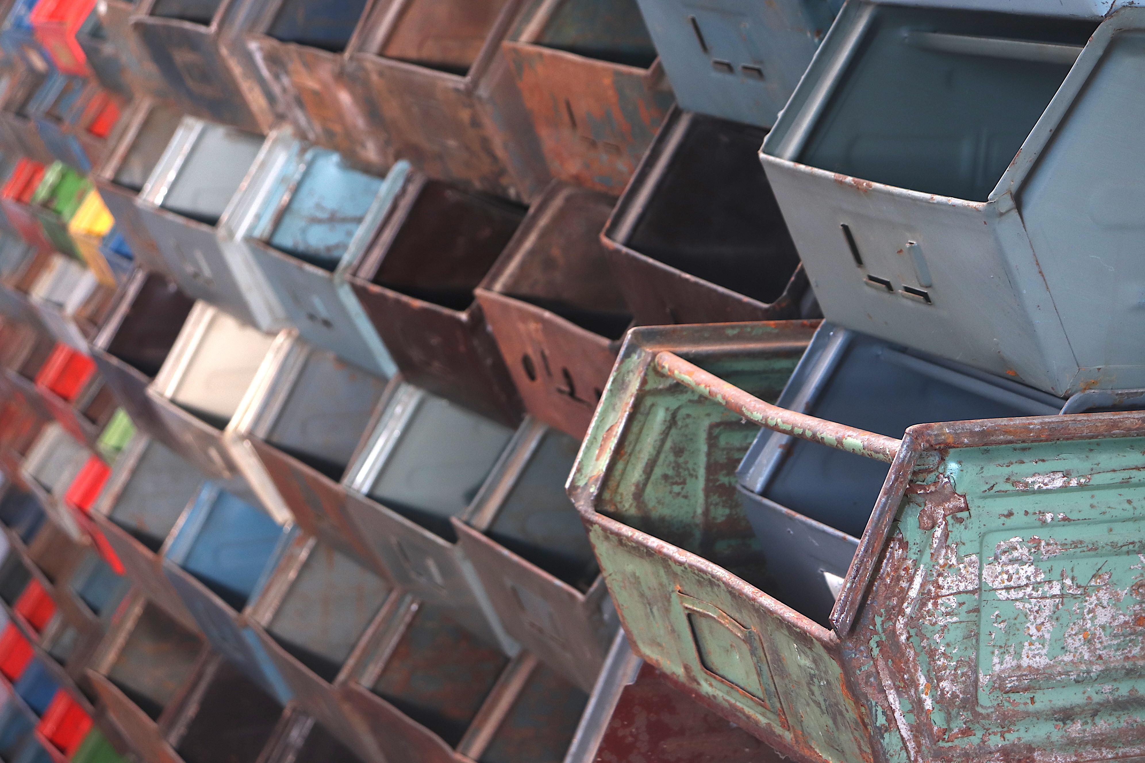 Boîtes d'utilité vintage de taille moyenne en métal émaillé  en vente 1