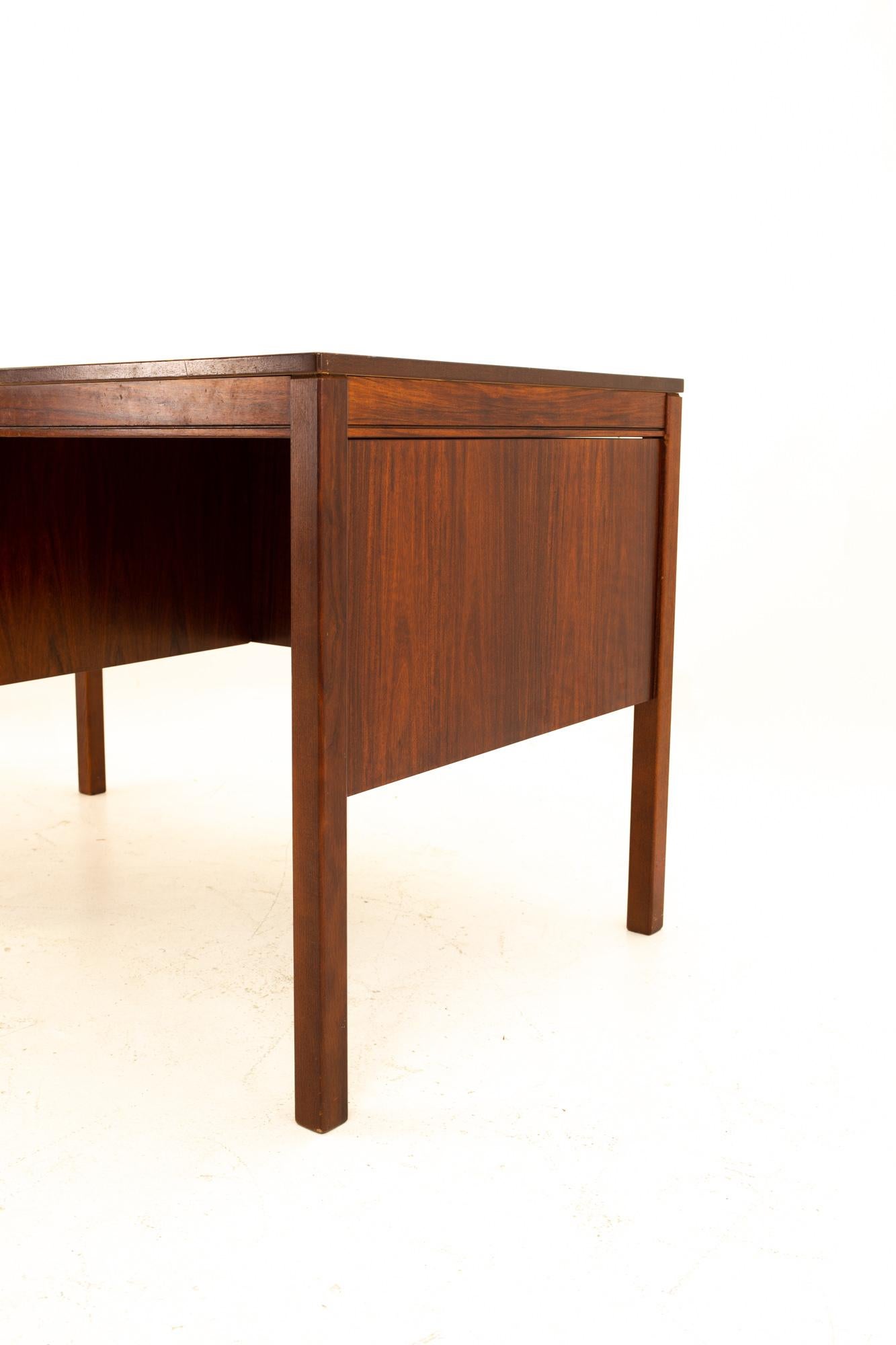 Heggen of Norway Mid Century Rosewood Desk In Good Condition In Countryside, IL