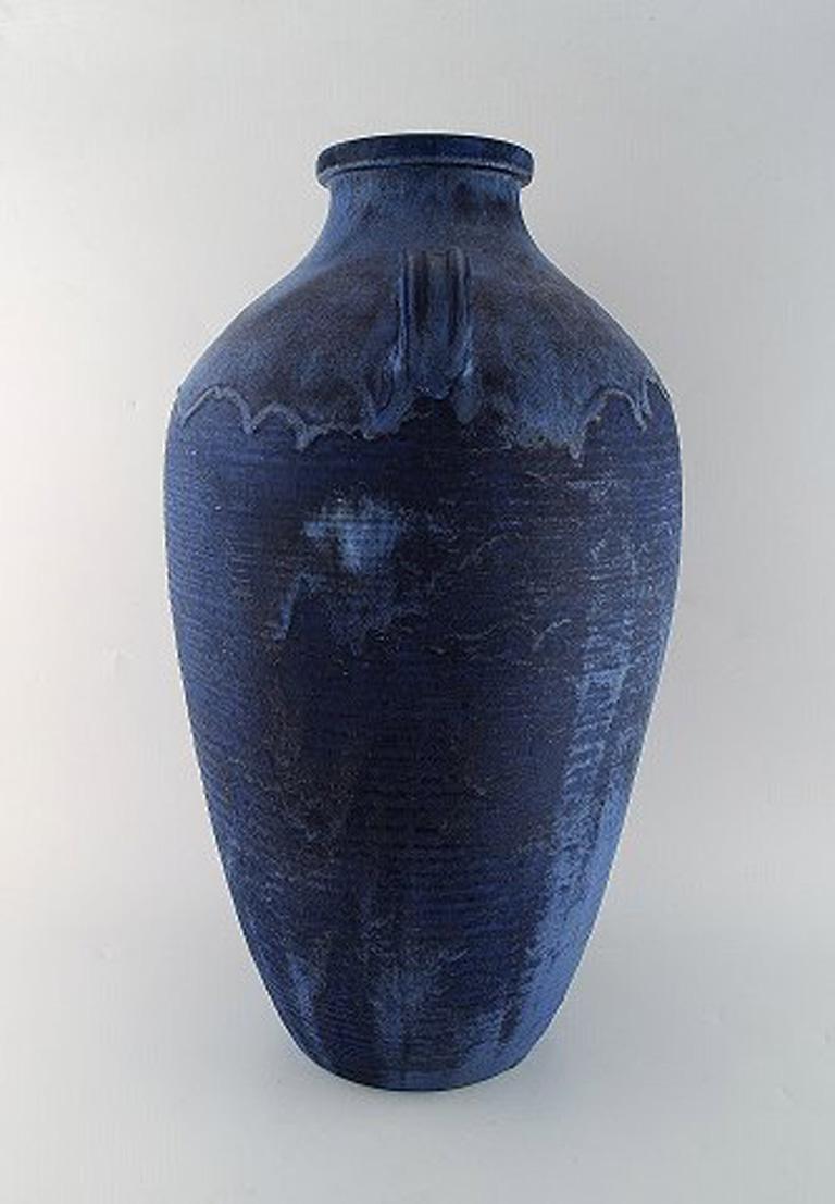 Hegnetslund Lervarefabrik, Denmark. Large floor vase in glazed ceramics. Beautiful deep blue running glaze. Greek amphora shape, 1950s-1960s.
In very good condition.
Measures: 56 x 35 cm.
Stamped.