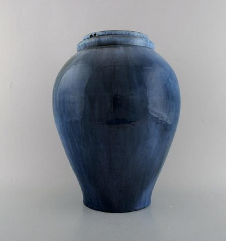 Hegnetslund Lervarefabrik, Denmark. Large hanging vase in glazed ceramics. Beautiful blue running glaze, 1950s-1960s.
In very good condition.
Measures: 35 x 28 cm.
Stamped.