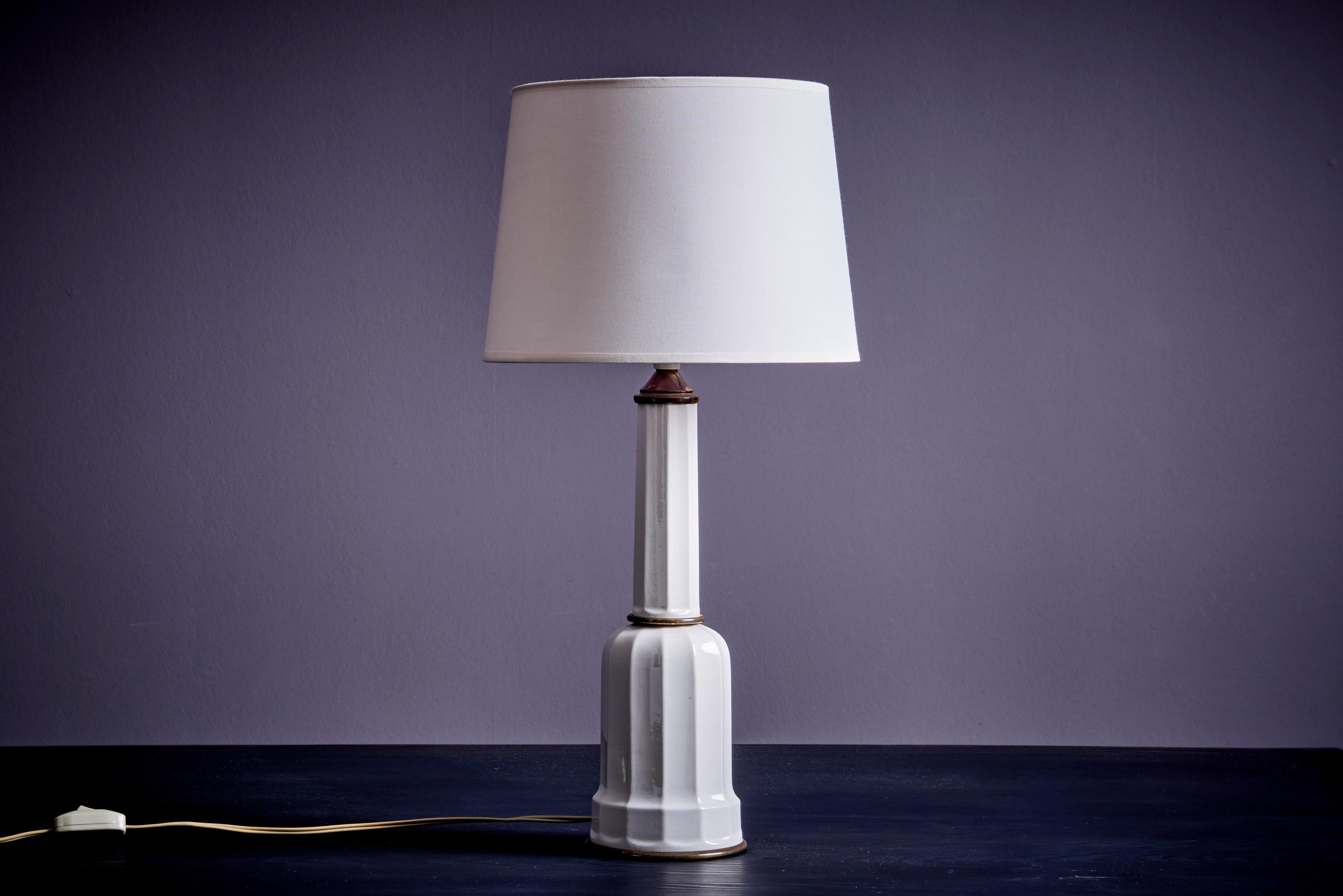Mid-Century Modern Heiberg table lamp made of porcelain and brass by Søholm. For Sale