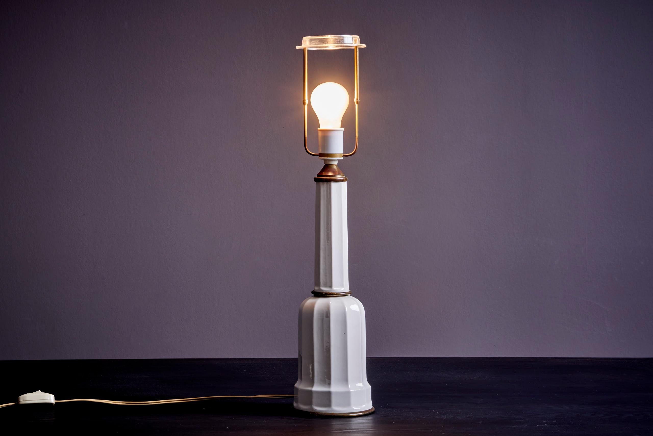 Danish Heiberg table lamp made of porcelain and brass by Søholm. For Sale