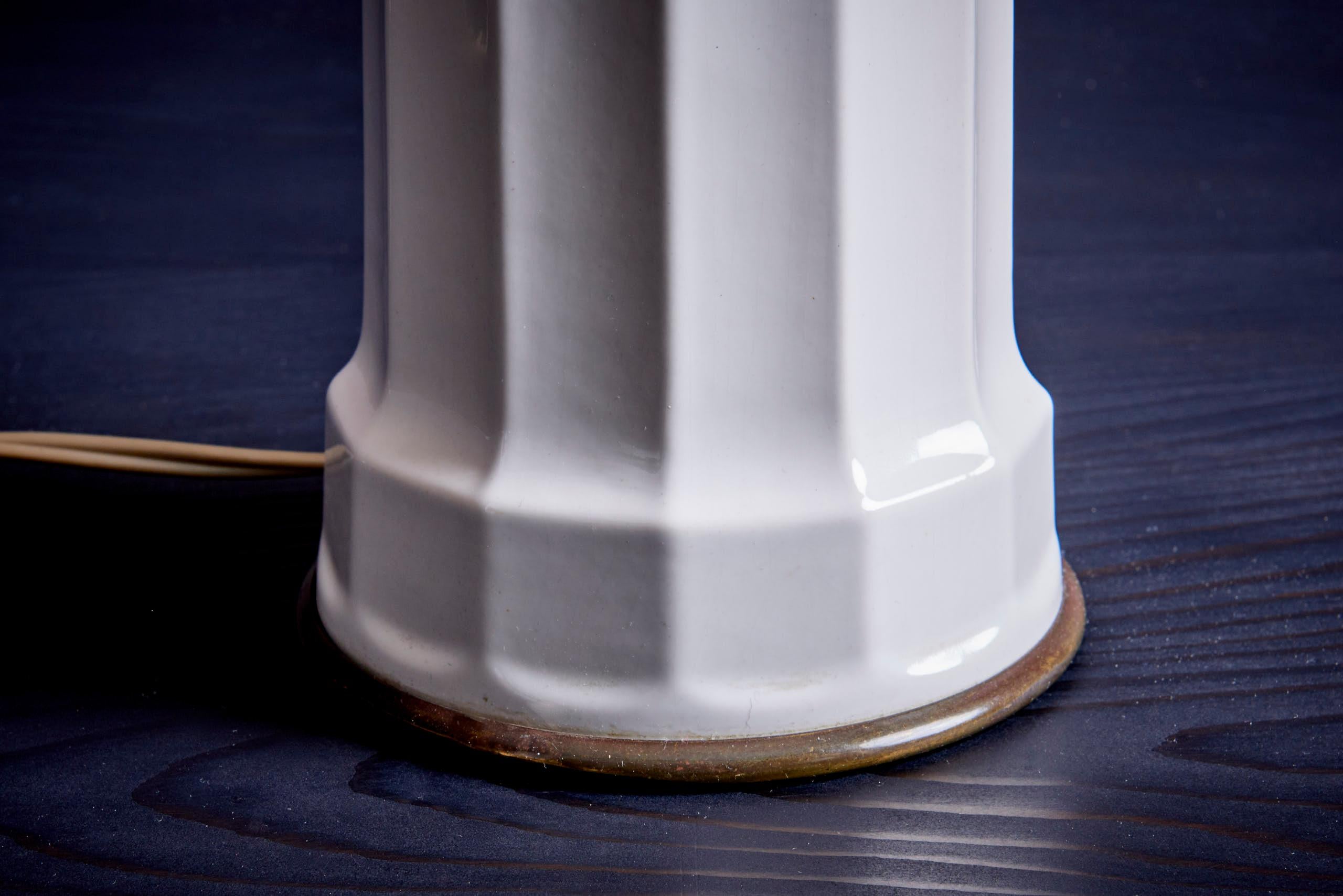 Heiberg table lamp made of porcelain and brass by Søholm. In Good Condition For Sale In Berlin, DE