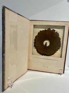 Assemblage in einem jahrhundertealten, ausgegrabenen Buch: 'Die Melancholie der Ferne''