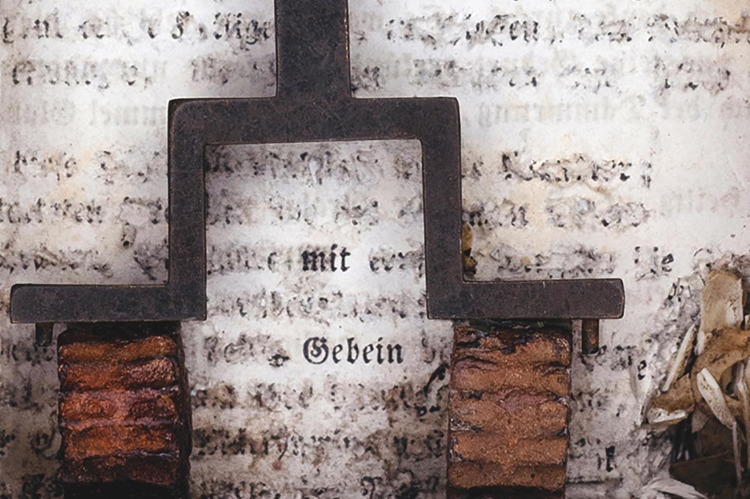 Assemblage in einem jahrhundertealten ausgegrabenen Buch: Wagen der Rettung, Höhle mit Gebein'' im Angebot 2
