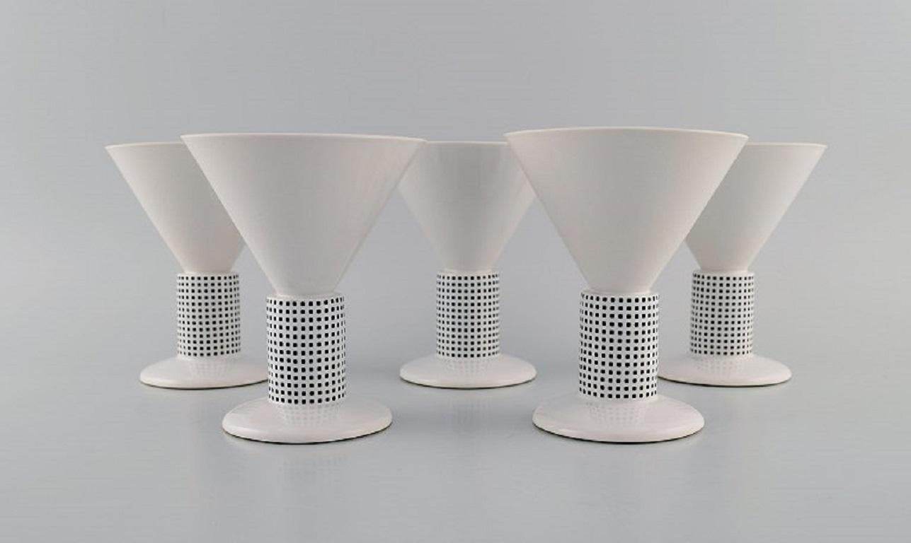Heide Warlamis for Vienna Collection. Five glasses / bowls in porcelain. Austria, 1980s.
Measures: 13.5 x 11.5 cm.
Stamped.
In excellent condition.