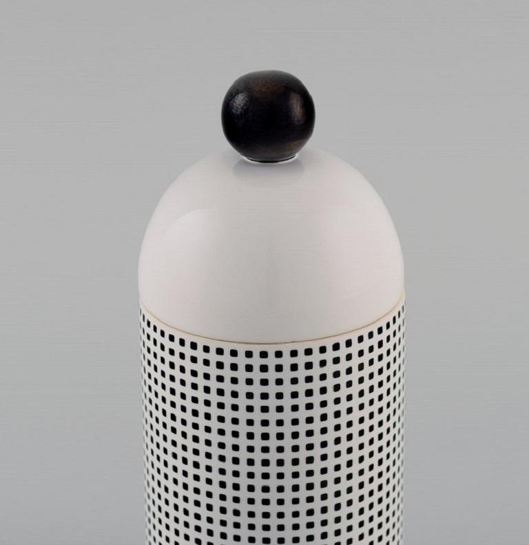 Heide Warlamis für Vienna Collection. 
Porzellan-Deckelkrug. Österreich, 1980er Jahre.
Maße: 16.5 x 11,5 cm.
Gestempelt.
In ausgezeichnetem Zustand.