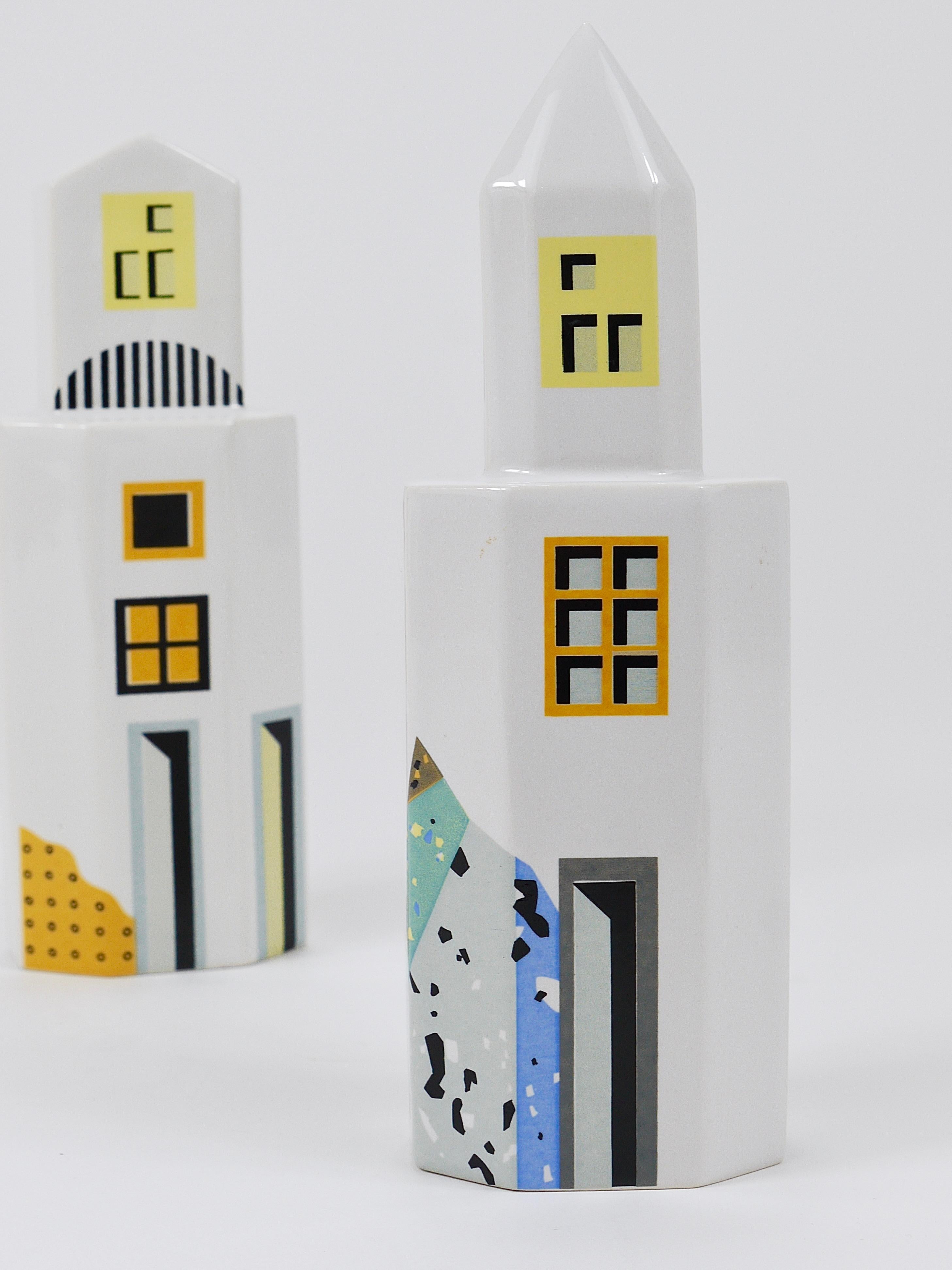 Un par de hermosos y decorativos saleros y pimenteros postmodernos Skyscraper Pop Art, diseñados en 1990 por la artista y diseñadora Heide Warlamis como parte de su célebre serie Colección Viena. Los agitadores son de porcelana blanca y reflejan el