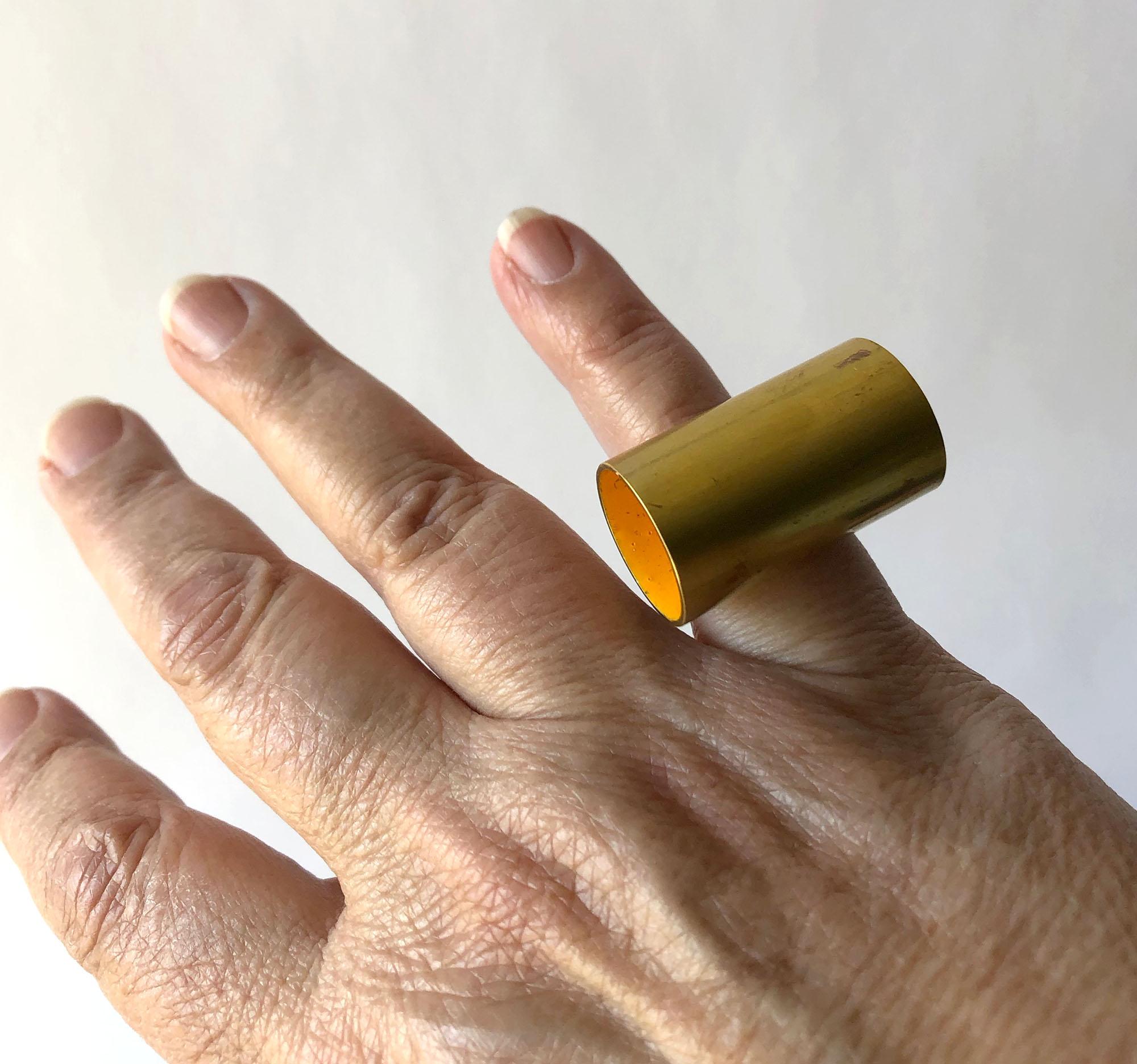 Moderniste Heidi Abrahamson, bague tube en laiton émaillé jaune doré et argent sterling en vente