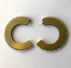 Heidi Abrahamson Créoles réversibles postmodernes en acrylique et laiton avec perles