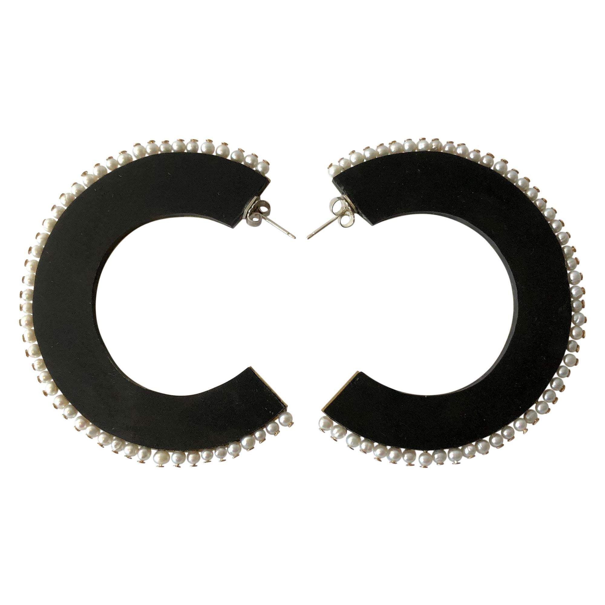 Heidi Abrahamson Pearl Acrylic and Brass Postmodernist Reversible Hoop Earrings For Sale