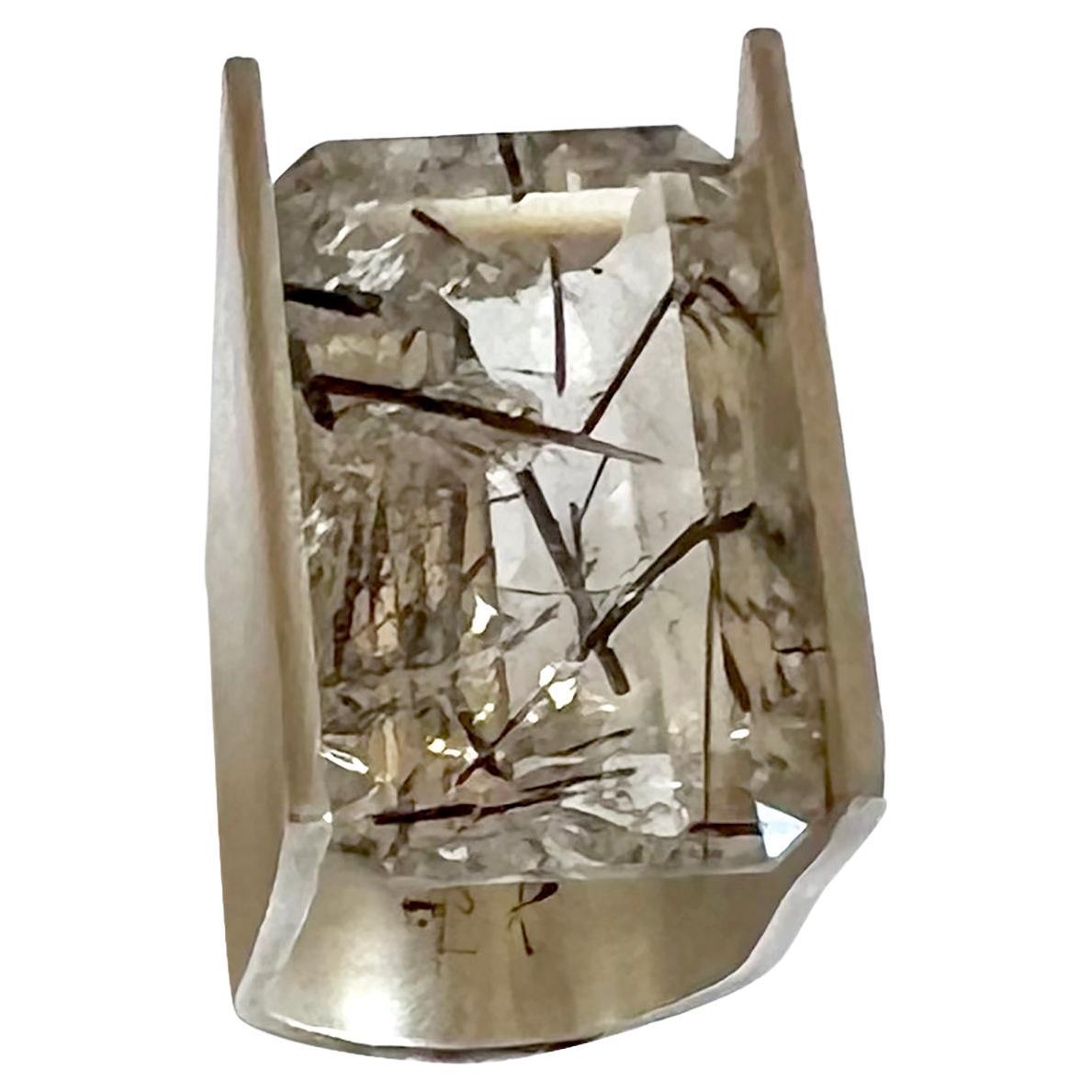 Ein außergewöhnlicher Ring aus facettiertem Rutilquarz, geschaffen von Heidi Abrahamson aus Phoenix, Arizona.  Der Ring zeigt ein wunderschönes Exemplar eines Rutilquarzes im Smaragdschliff, der unter Spannung gesetzt wurde und hoch über dem Finger