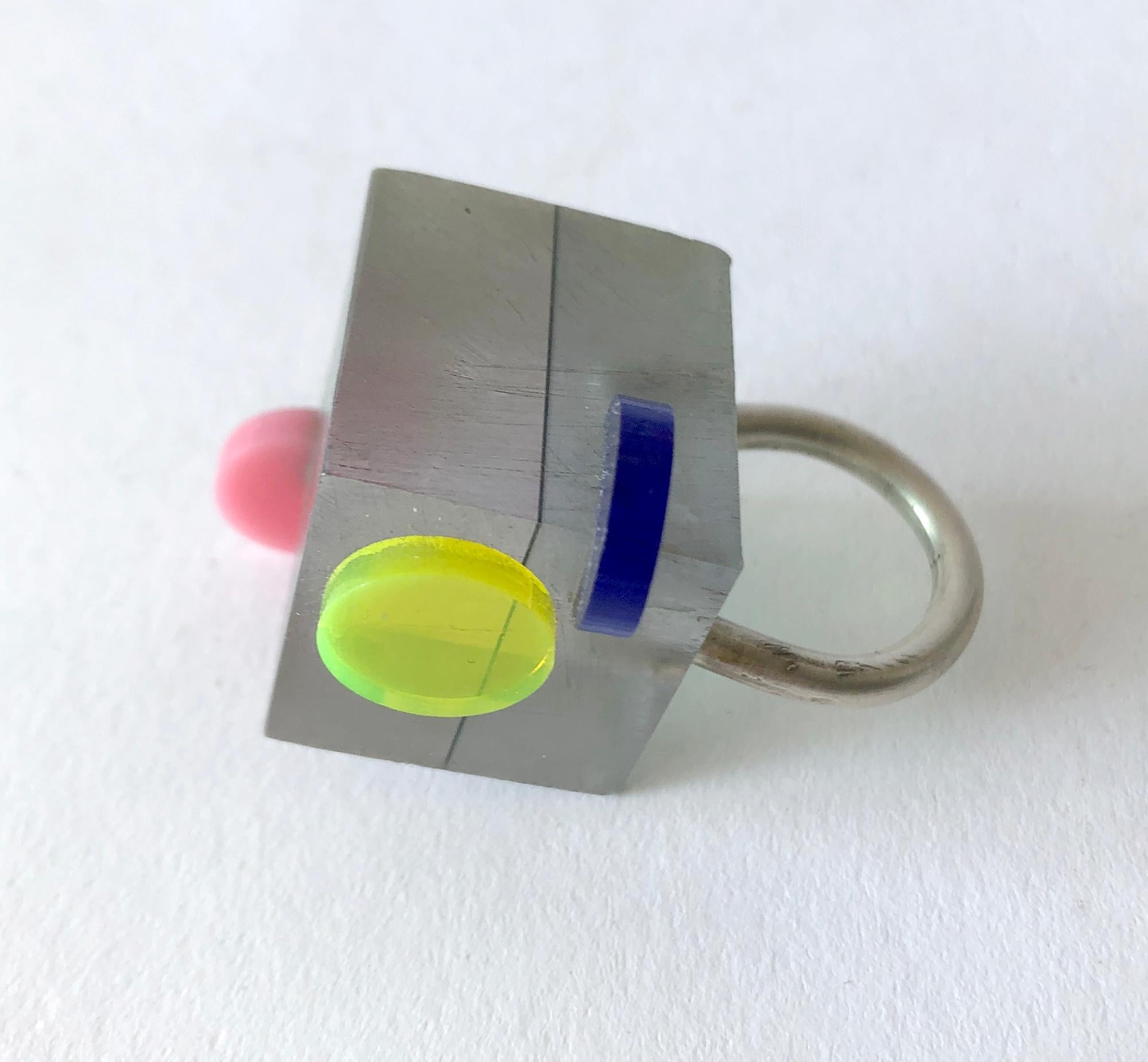 Heidi Abrahamson Sterling Silver Acrylic Cube Post Modernist Architectural Ring In Good Condition For Sale In Palm Springs, CA