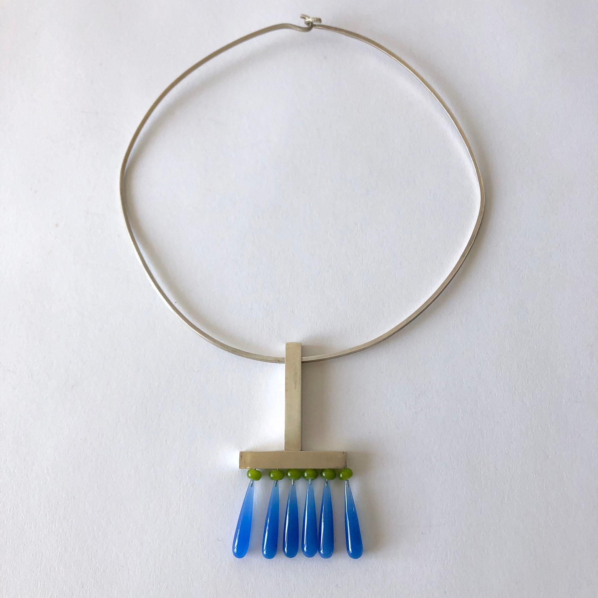Artisan Heidi Abrahamson, collier pendentif moderne architectural en argent sterling et onyx bleu en vente