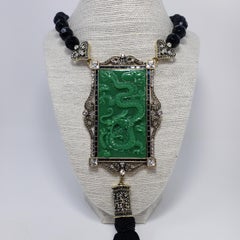 Heidi Daus Chinois Splendeur du dragon en jade sculpté Collier à pendentif et pompon