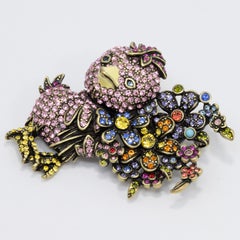 Heidi Daus Alfiler floral de pollito de cristal con ramo, tono latón