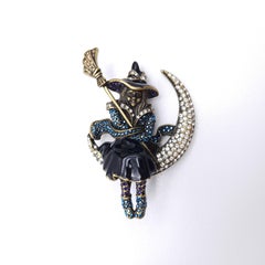 Heidi Daus „Heidi to the Moon“ Witch-Brosche/Anstecknadel mit Kristall-Akzenten