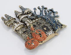 Heidi Daus „Spooktacular Chateau“ Haunted Castle Pave Kristall Anstecknadelbrosche