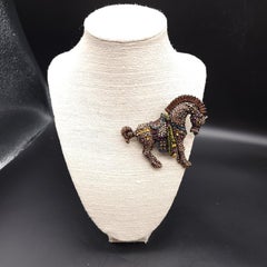 Heidi Daus Strong Horse Broche en cristal Swarovski, épingle de collection, multicolore