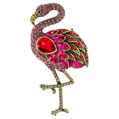 Heidi Daus Broche rose à carreaux en forme de flamingo ornée de cristaux multicolores