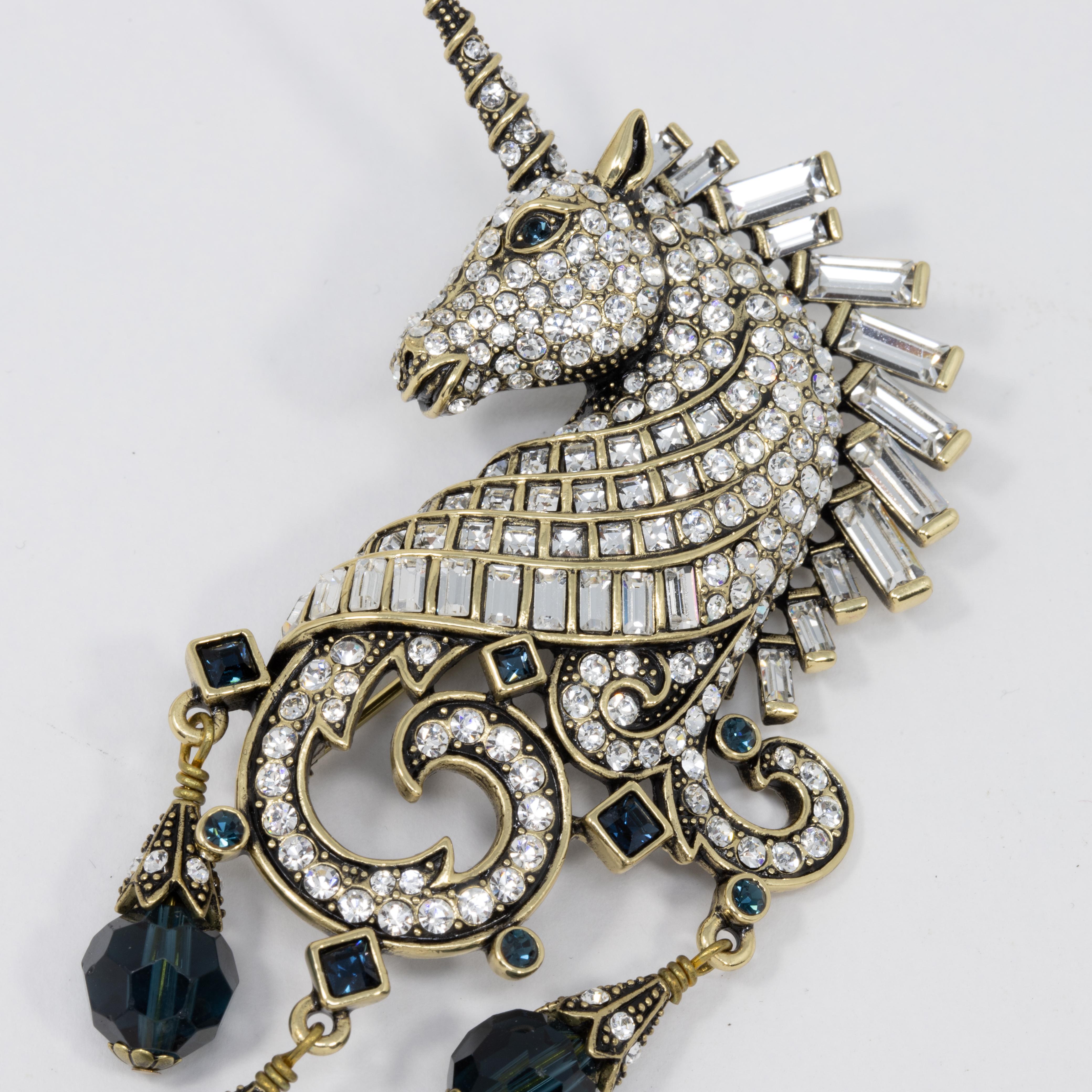 Heidi Daus ornate unicorn pin brooch. Features a unicorn head decorated with dazzling clear crystals, set in goldtone metal.

Hallmarks: Heidi Daus, China

