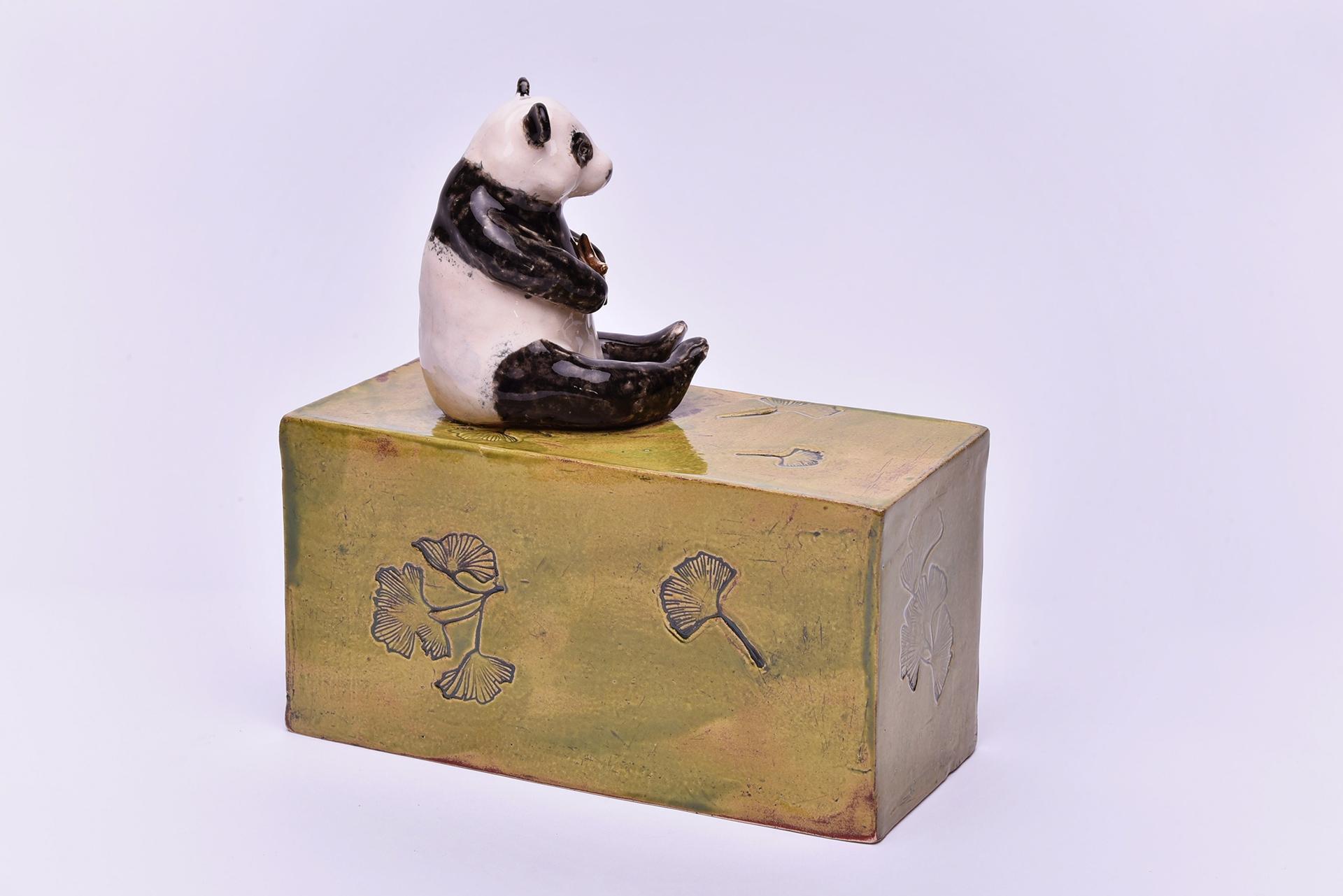 urne de panda en céramique fabriquée à la main par Heidi Hartmann en vente 1