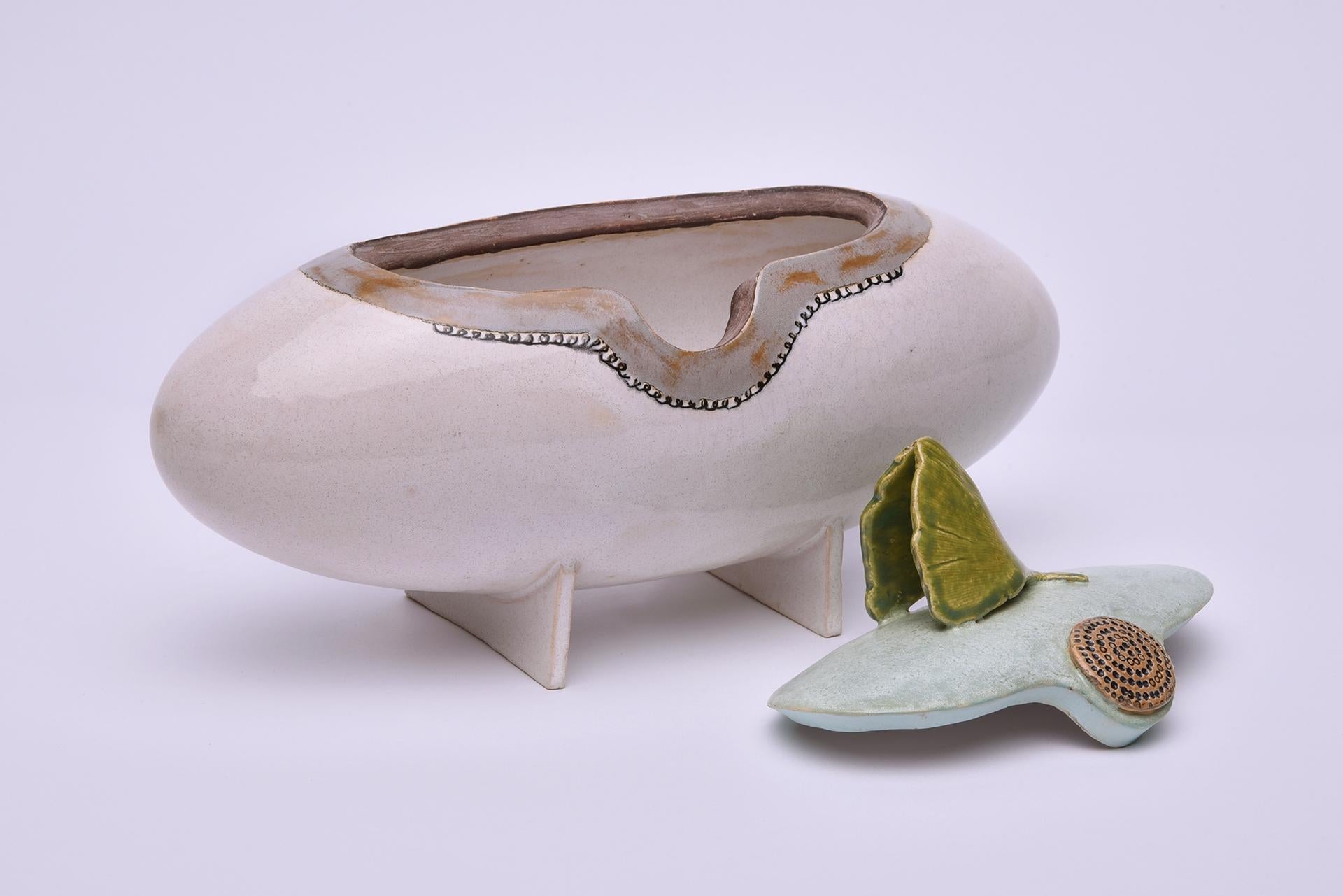 Urne ovale fabriquée à la main avec une feuille de Ginko par Heidi Hartmann en vente 1