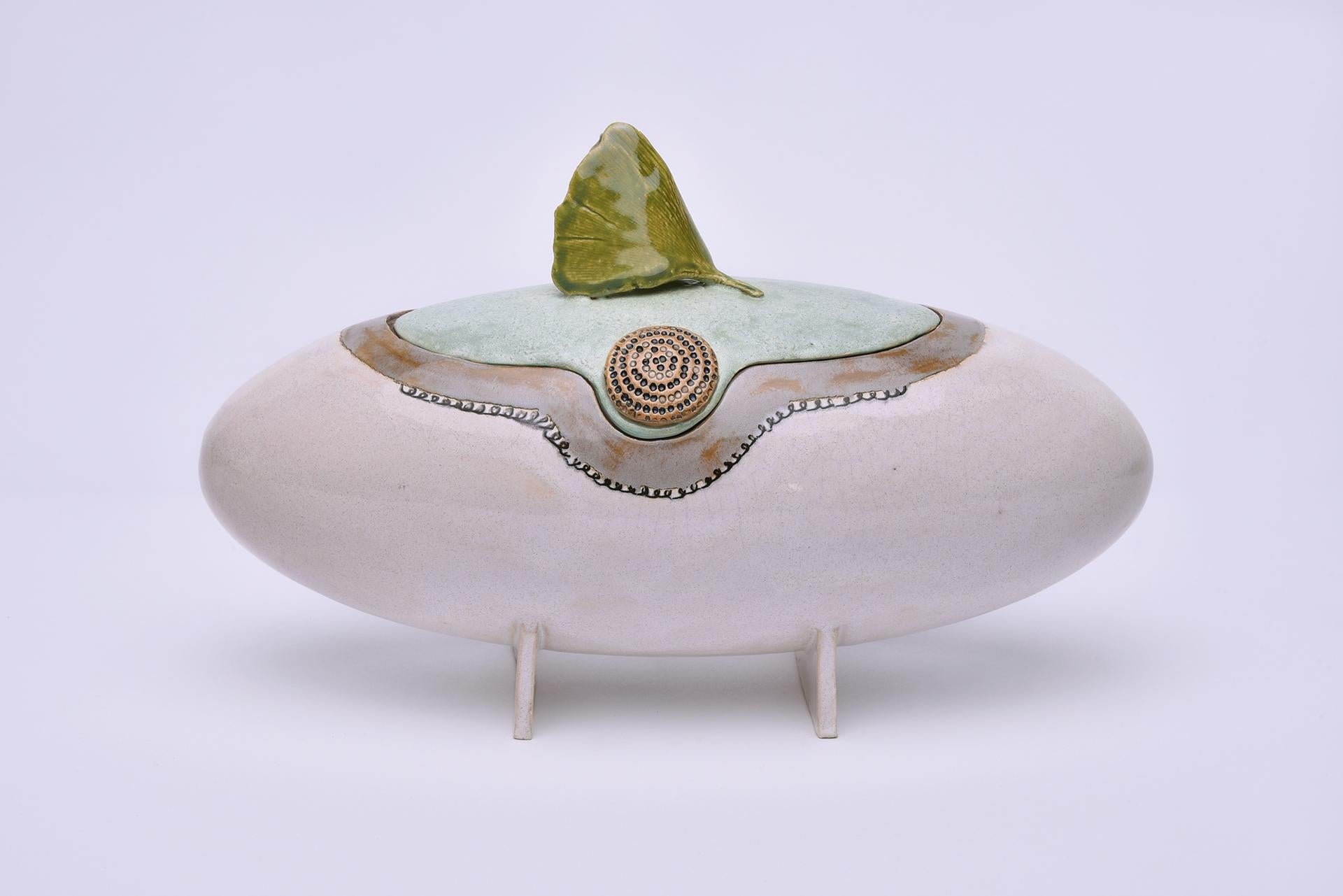 Urna ovale in ceramica con foglie di ginko realizzata a mano da Heidi Hartmann