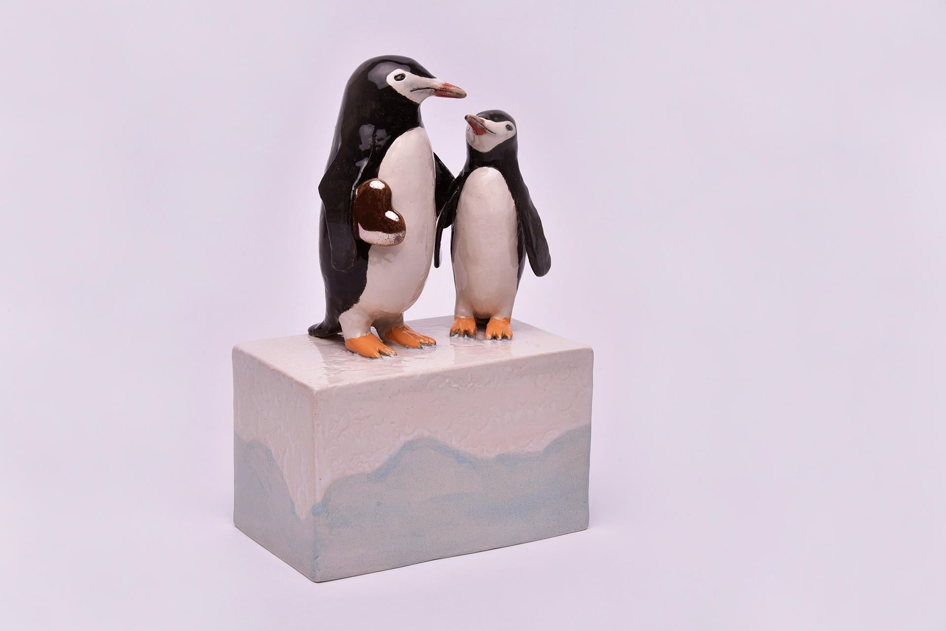 Handgefertigte Penguin-Keramik-Urne mit Herz von Heidi Hartmann im Angebot 1