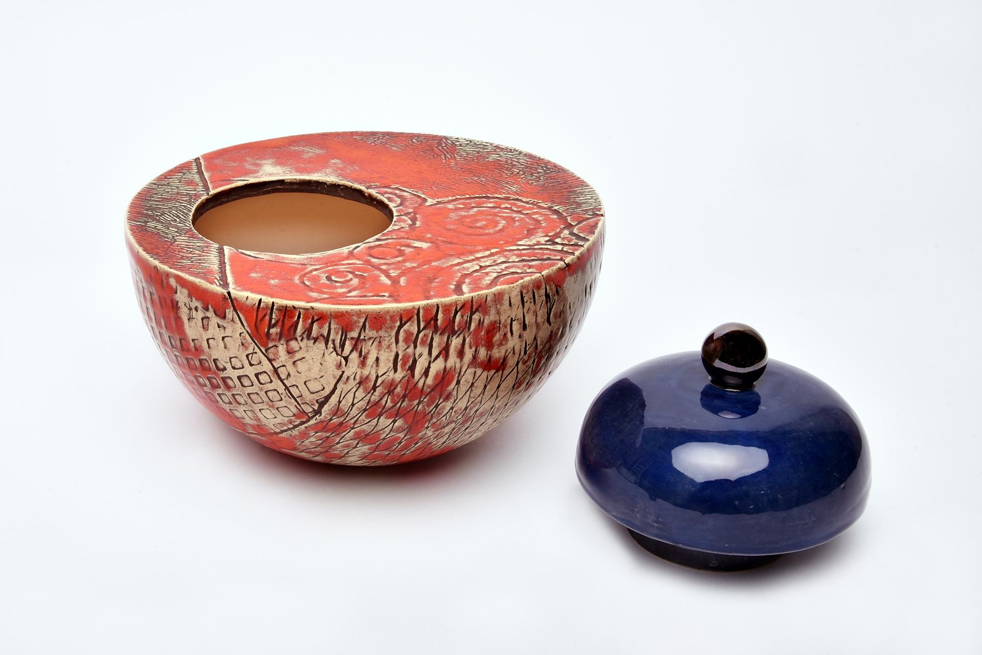 Mehrfarbige Urne aus Keramik in Blau und Orange von Heidi Hartmann im Angebot 1