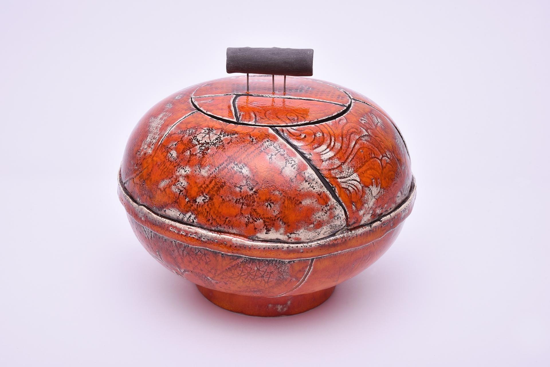 Esta elegante urna de cerámica hecha a mano con una suave forma ovalada, delicados soportes de suaves tonos verdes y rosas con finos detalles decorativos, mezcla diseño atemporal e inspiración natural. Este recuerdo es una pieza única elaborada con