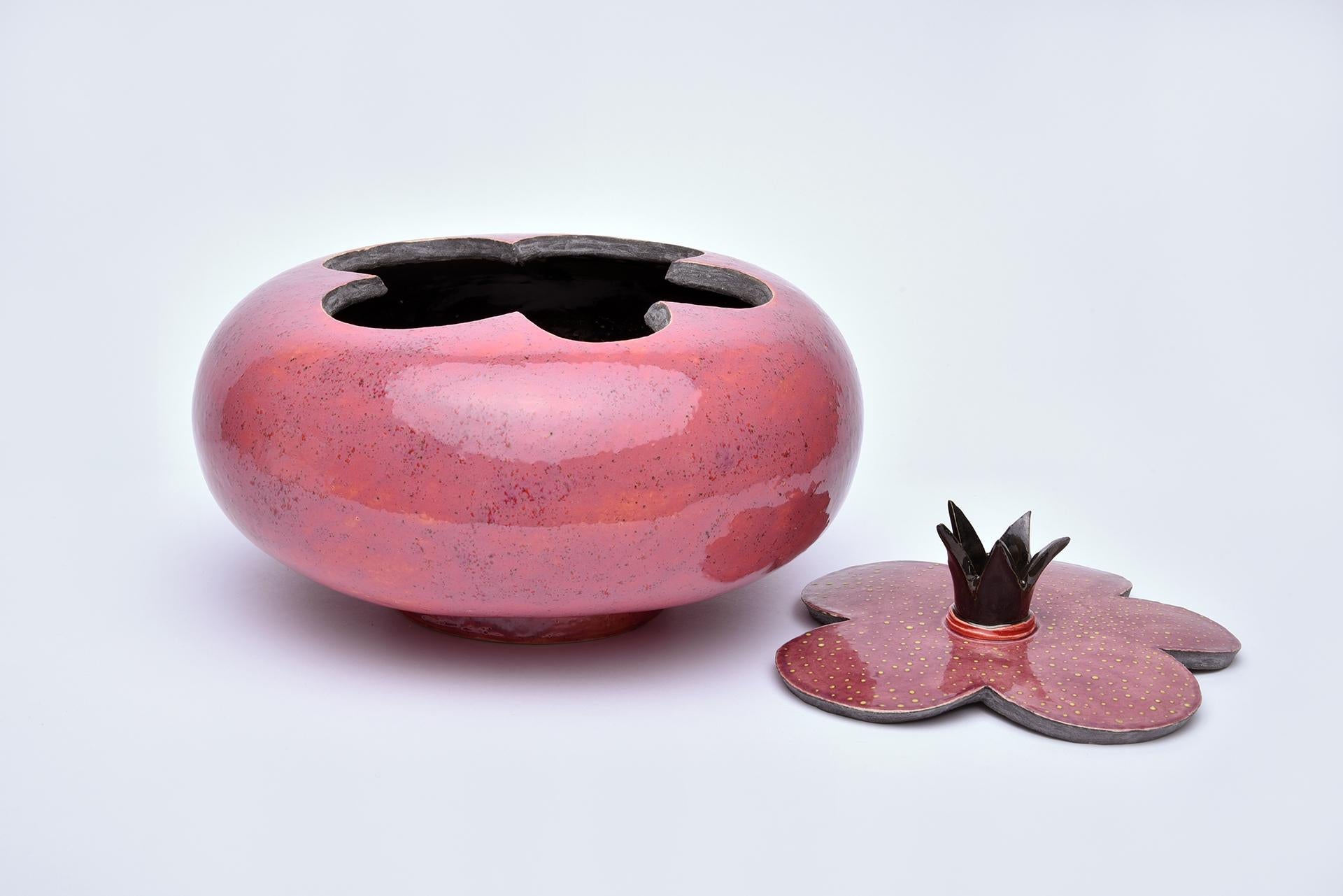 Urna in ceramica rosa con corona di Heidi Hartmann in vendita 1