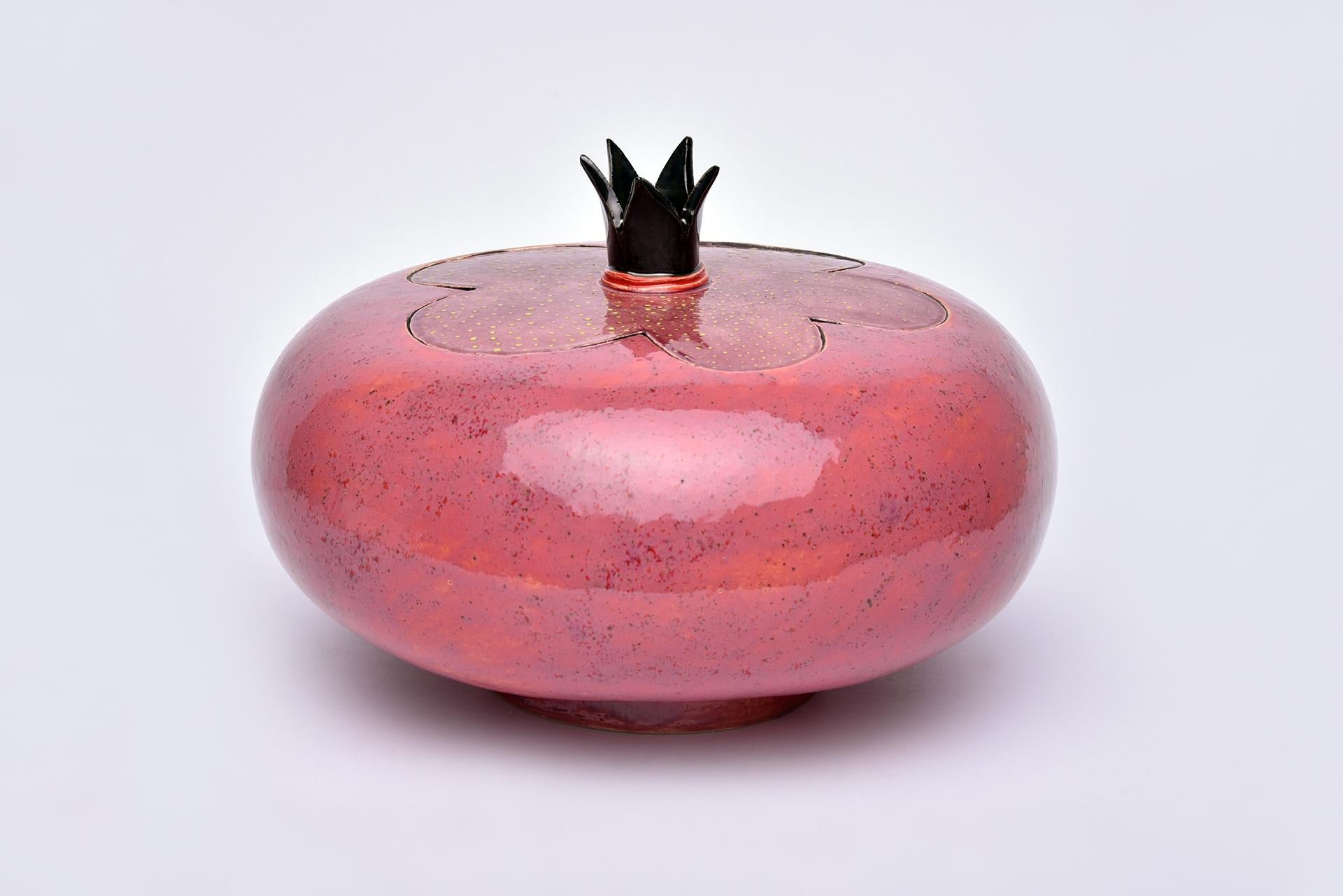 Urne en céramique rose avec couronne de Heidi Hartmann